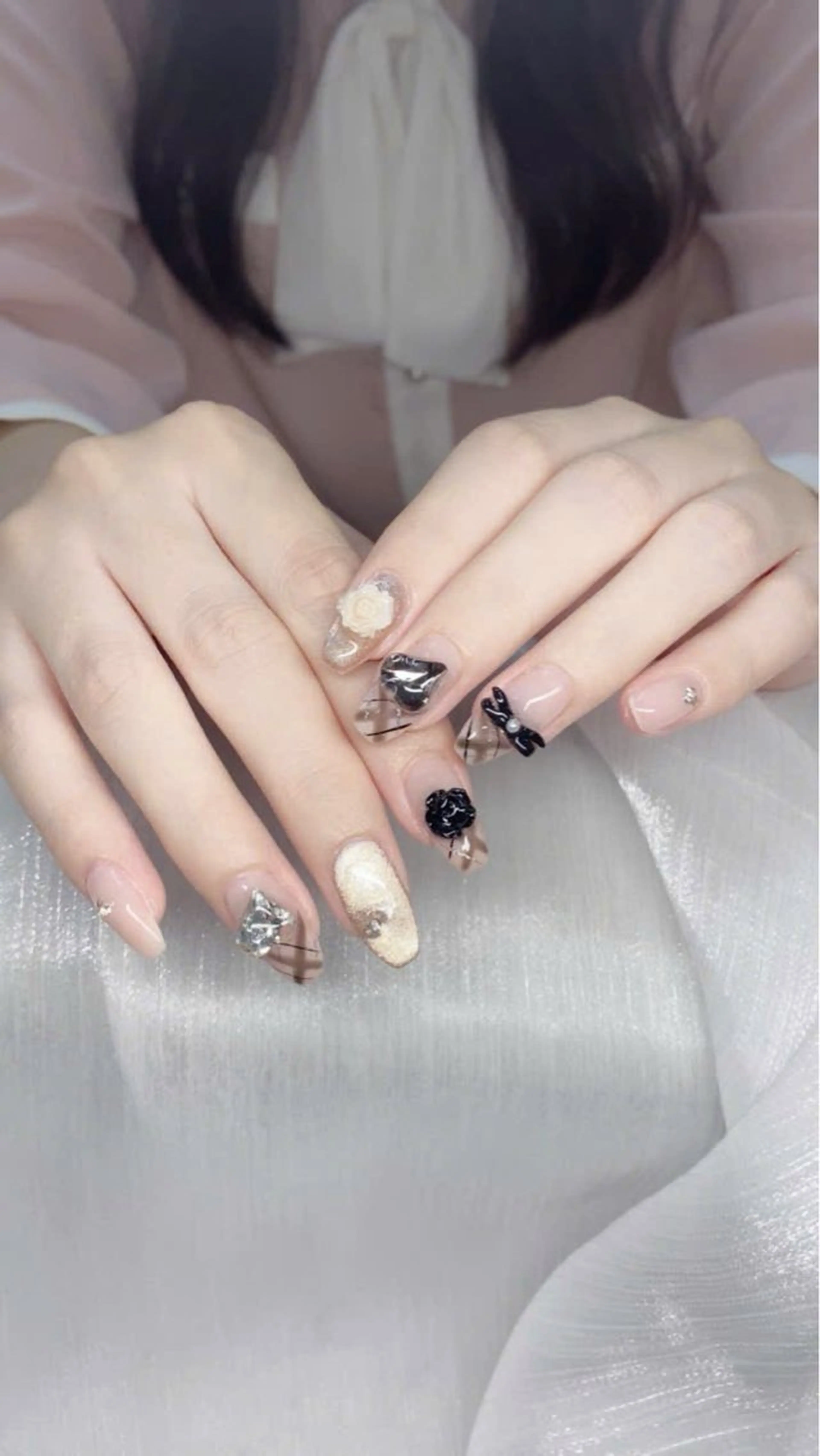 ネイル フレンチネイル グラデーション キラキラネイル 韓国ネイル マグネットネイル ハンドネイル ハンドケア Hara Nail 【パラジェル使用】のネイルデザイン