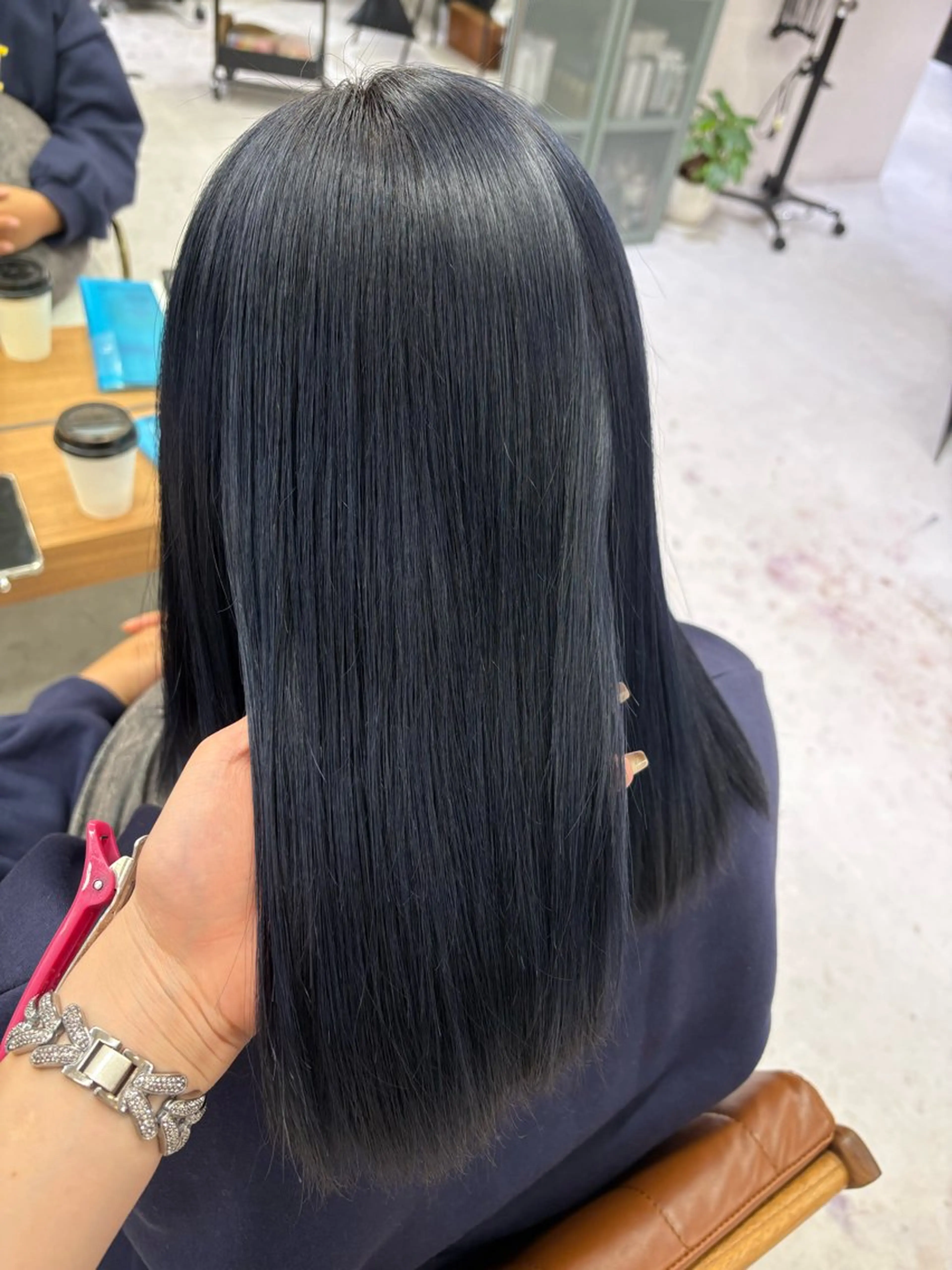 カラー 黒髪 ブリーチ ブルーカラー ブルーブラック シルバー ヘアカラー 宮田 瑞希のヘアスタイル