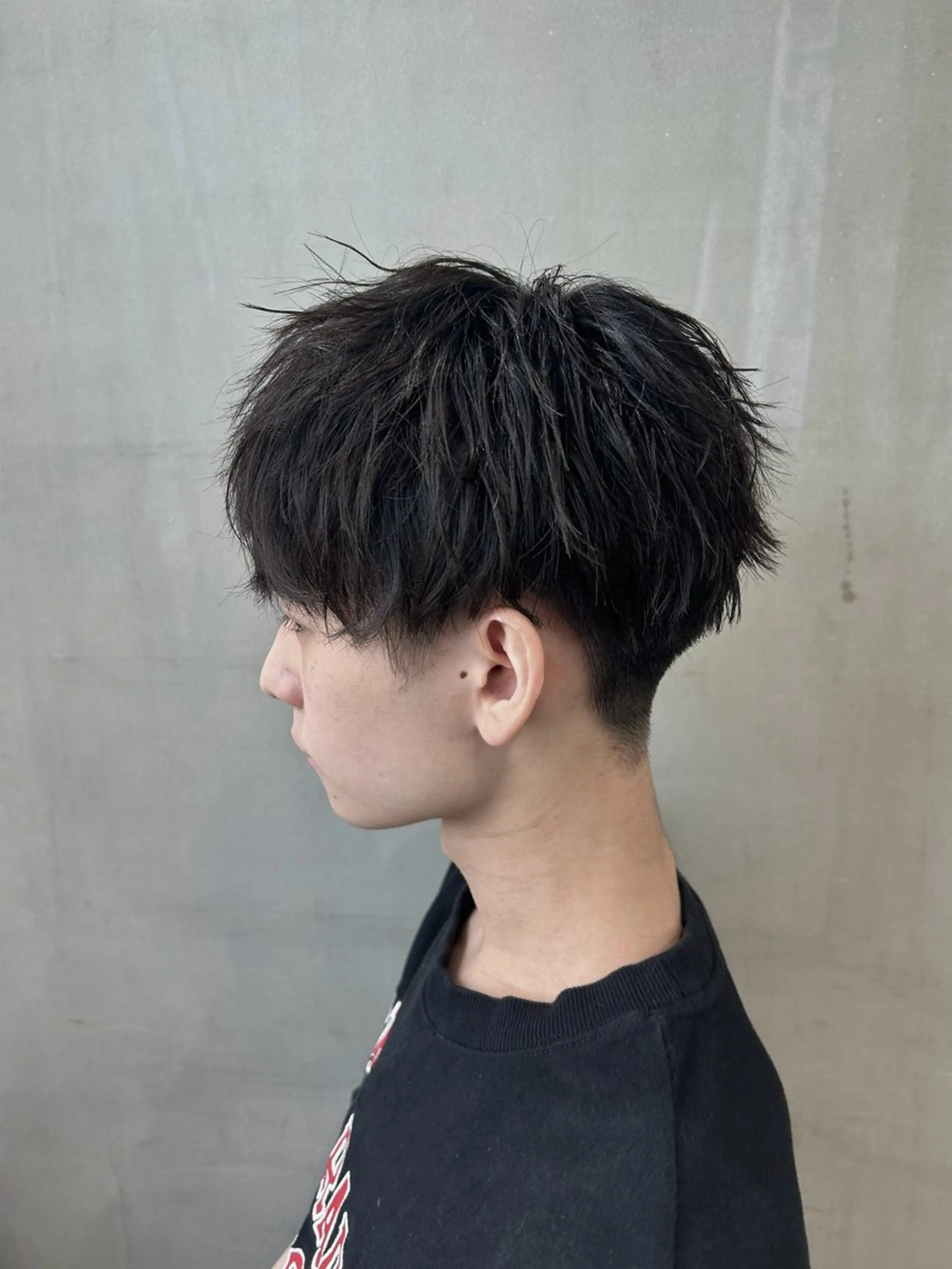 ショート メンズ センターパート マッシュウルフ マッシュ メンズパーマ メンズツイストパーマ ラウンドマッシュ/ フェザーショート大阪のヘアスタイル