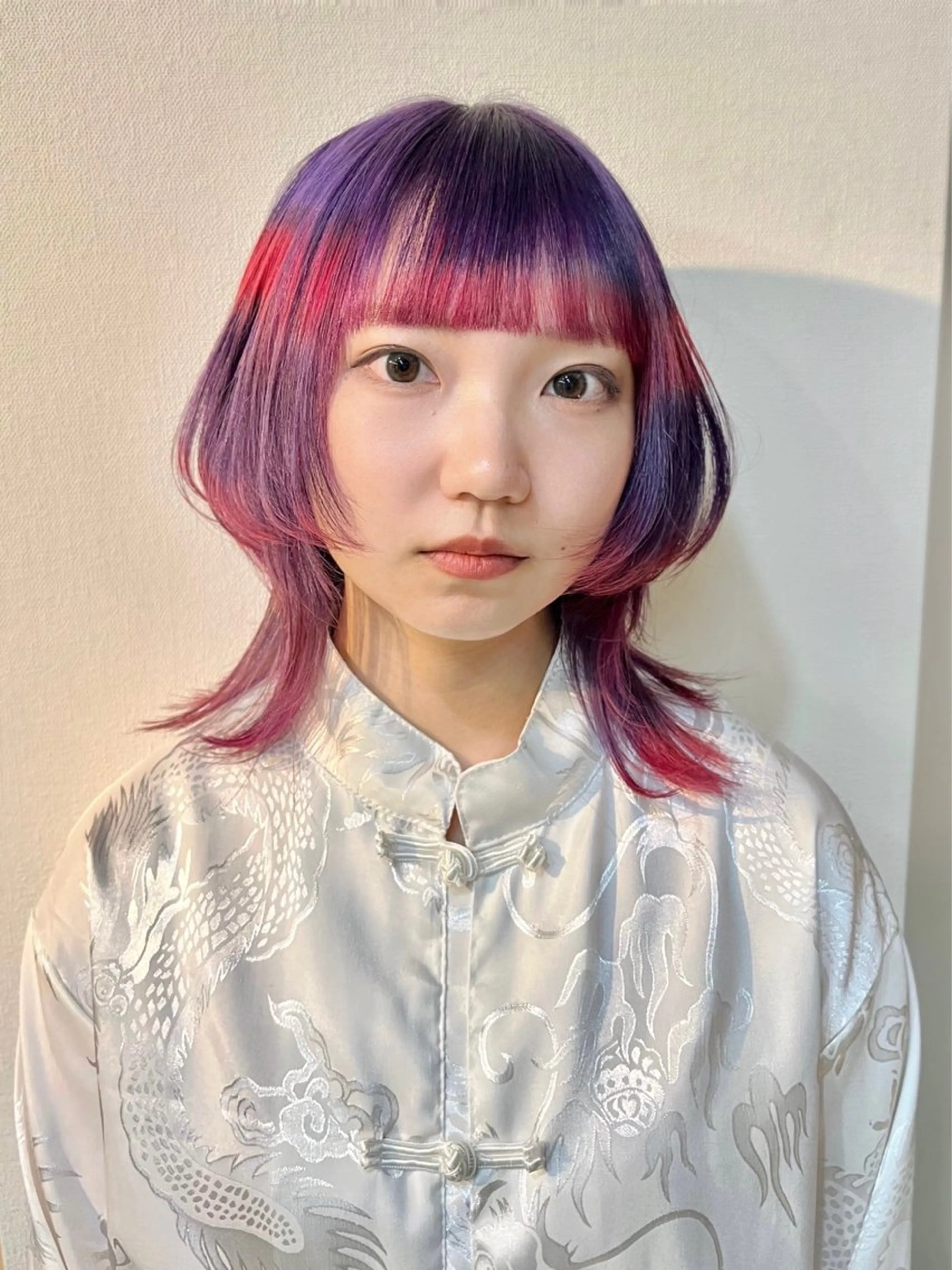 ミディアム カラー ブリーチ デザインカラー パープルカラー レッドカラー ボブ ヘアカラー 派手髪デザインカラー ヒロカのヘアスタイル