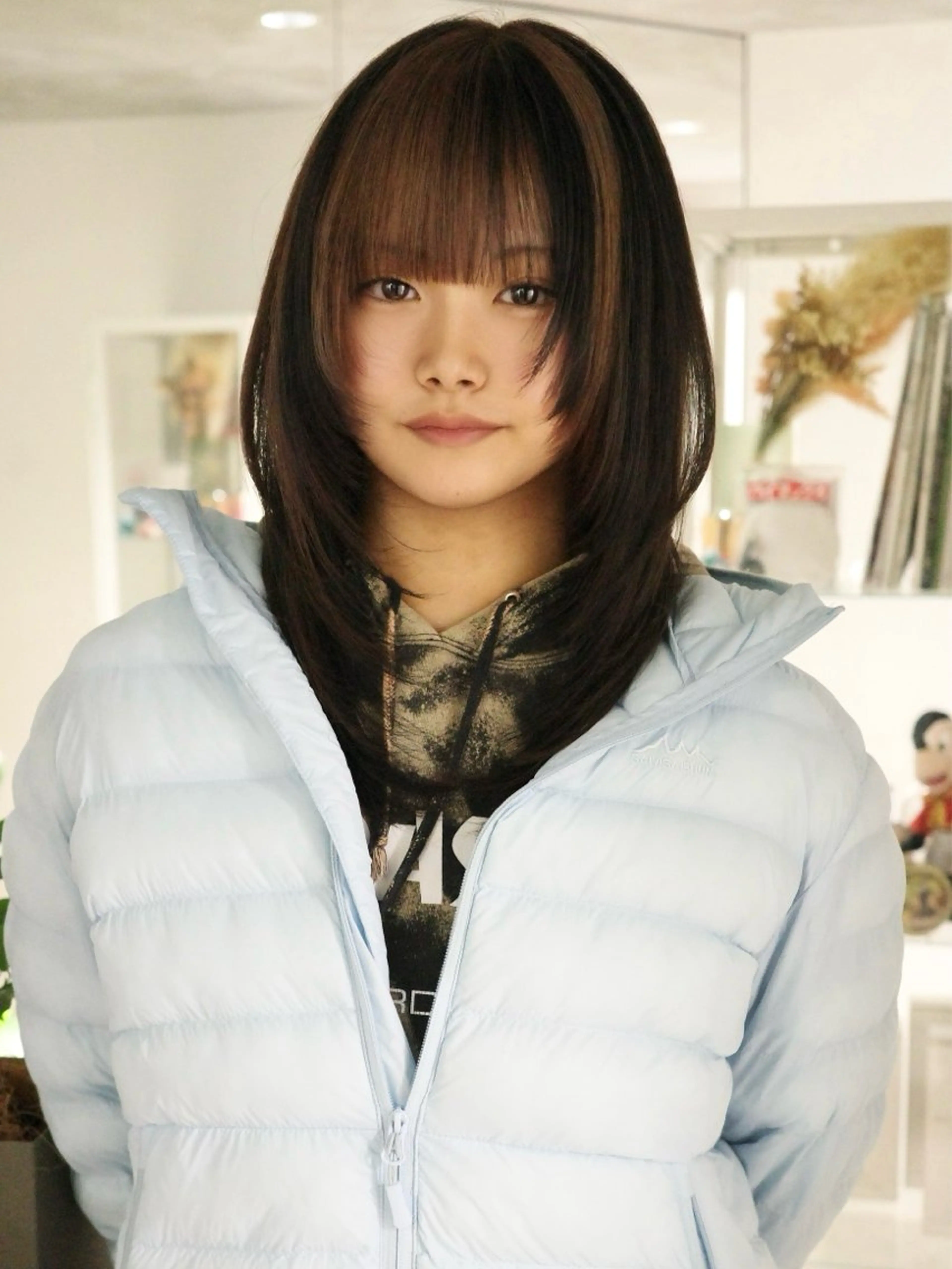 セミロング ヘアカラー イツク ⚡️ ルーツ/ハイトーンのヘアスタイル