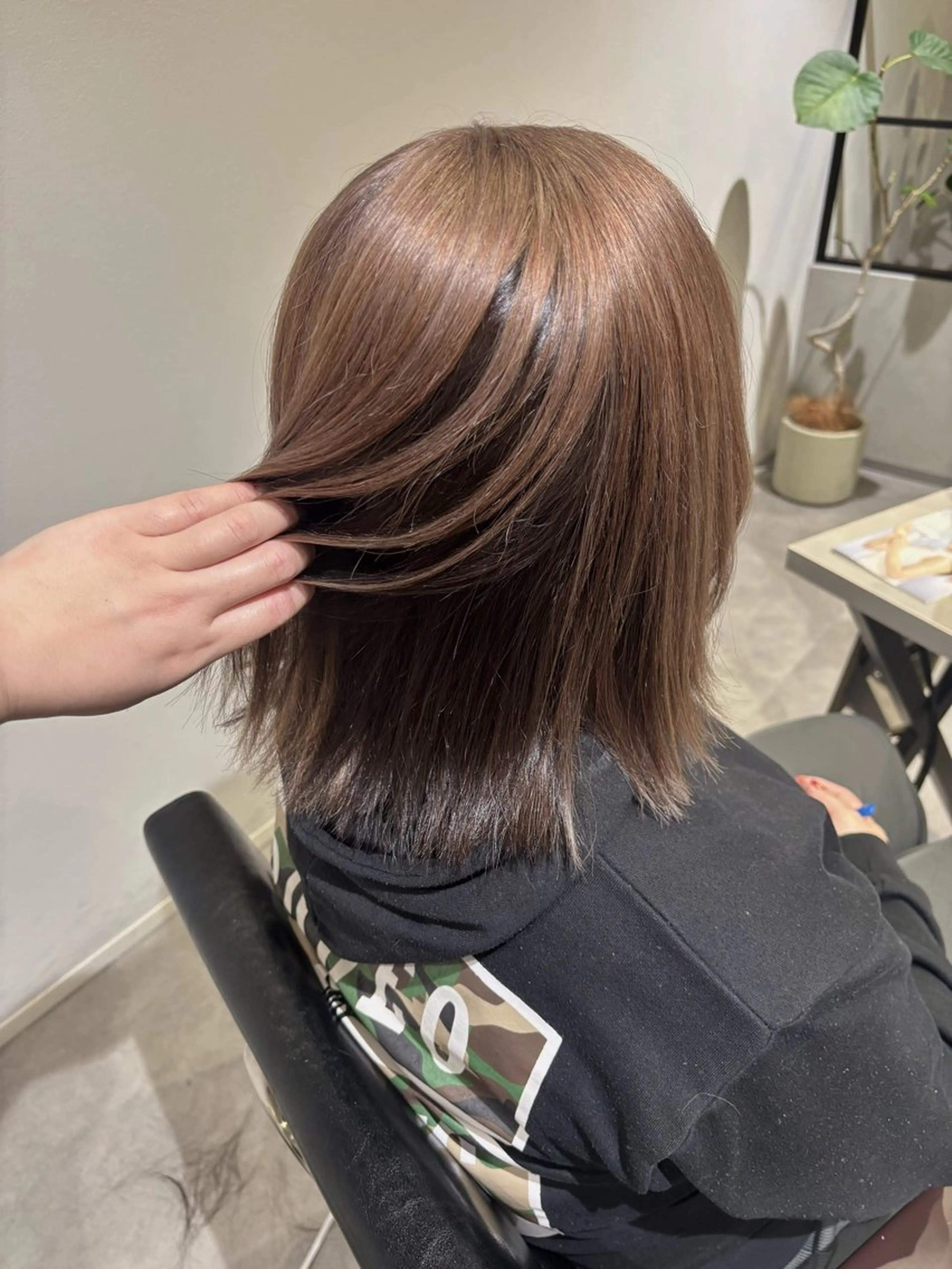 ミディアム カット ヘアカラー YURINO /ボブ ベージュ/ハイトーンのヘアスタイル