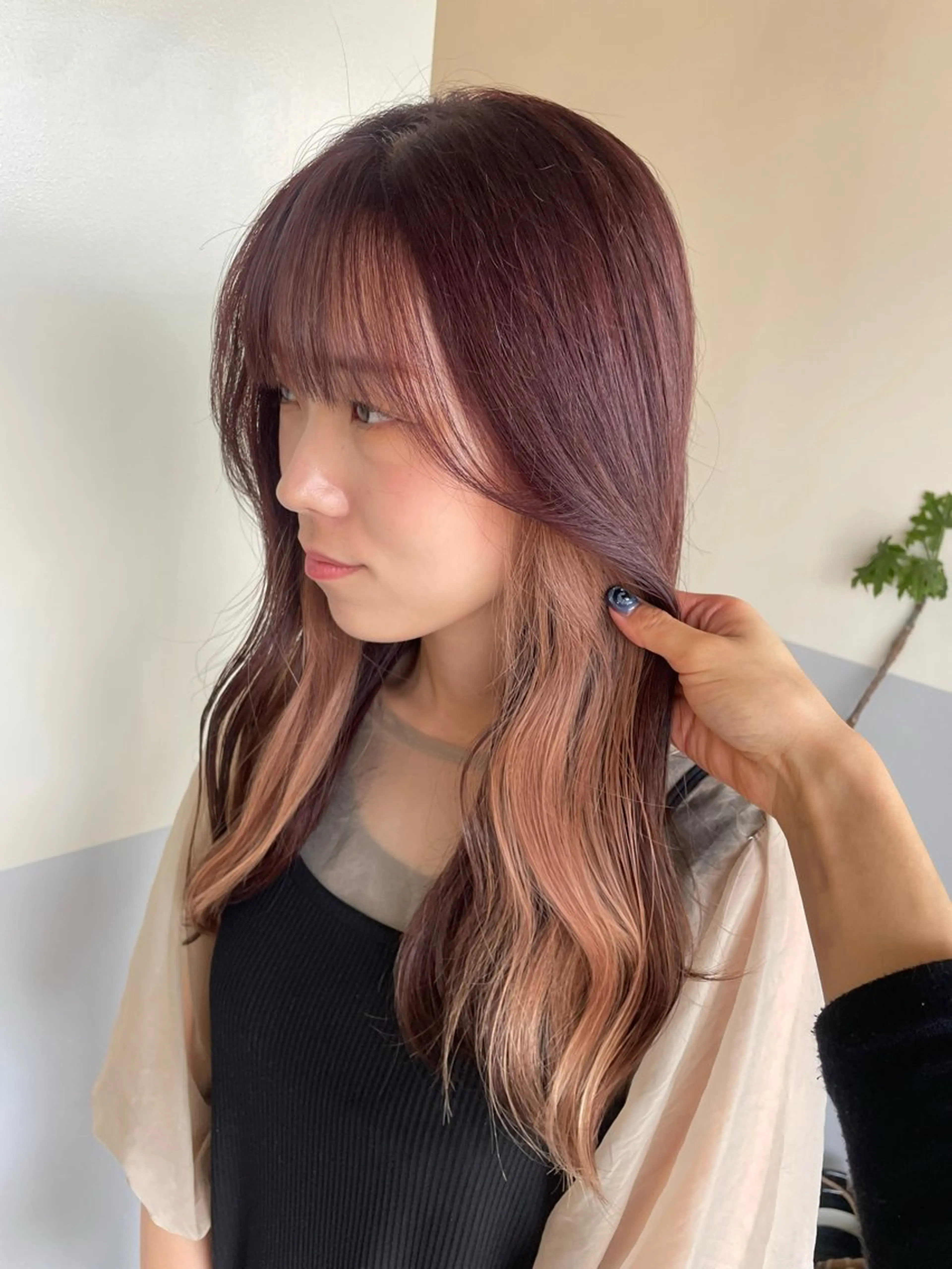 ロング ピンクブラウン 小久保 里紗のヘアスタイル