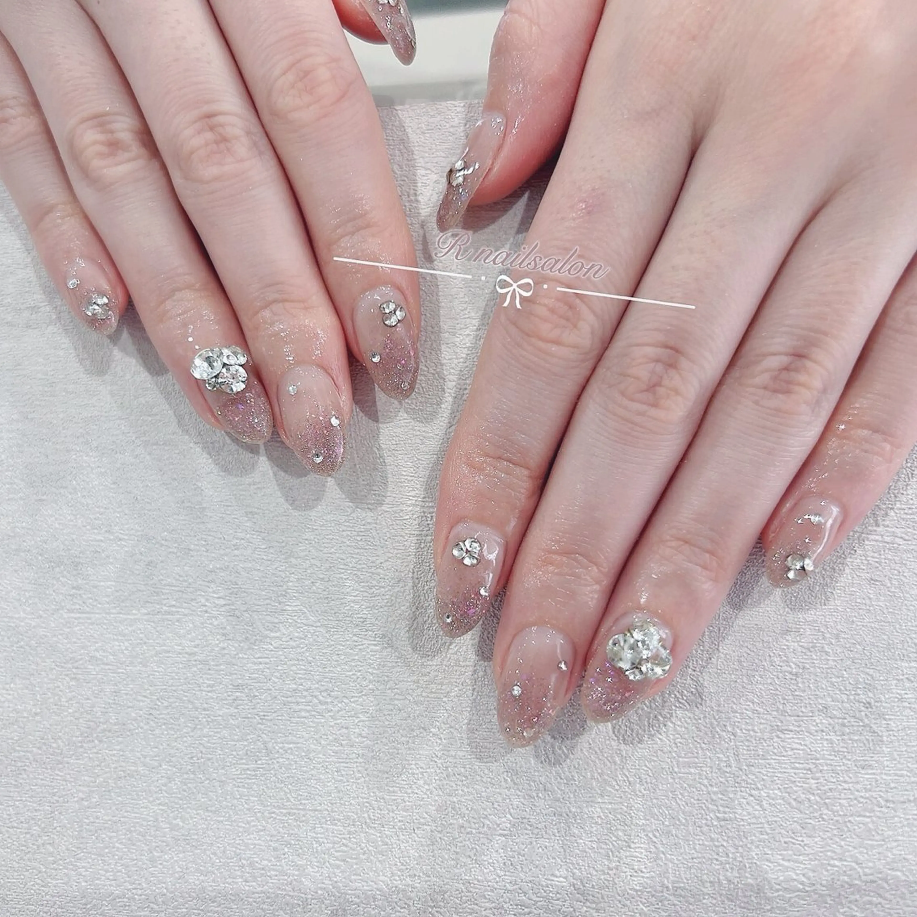 ミディアム R NAILSALONのネイルデザイン