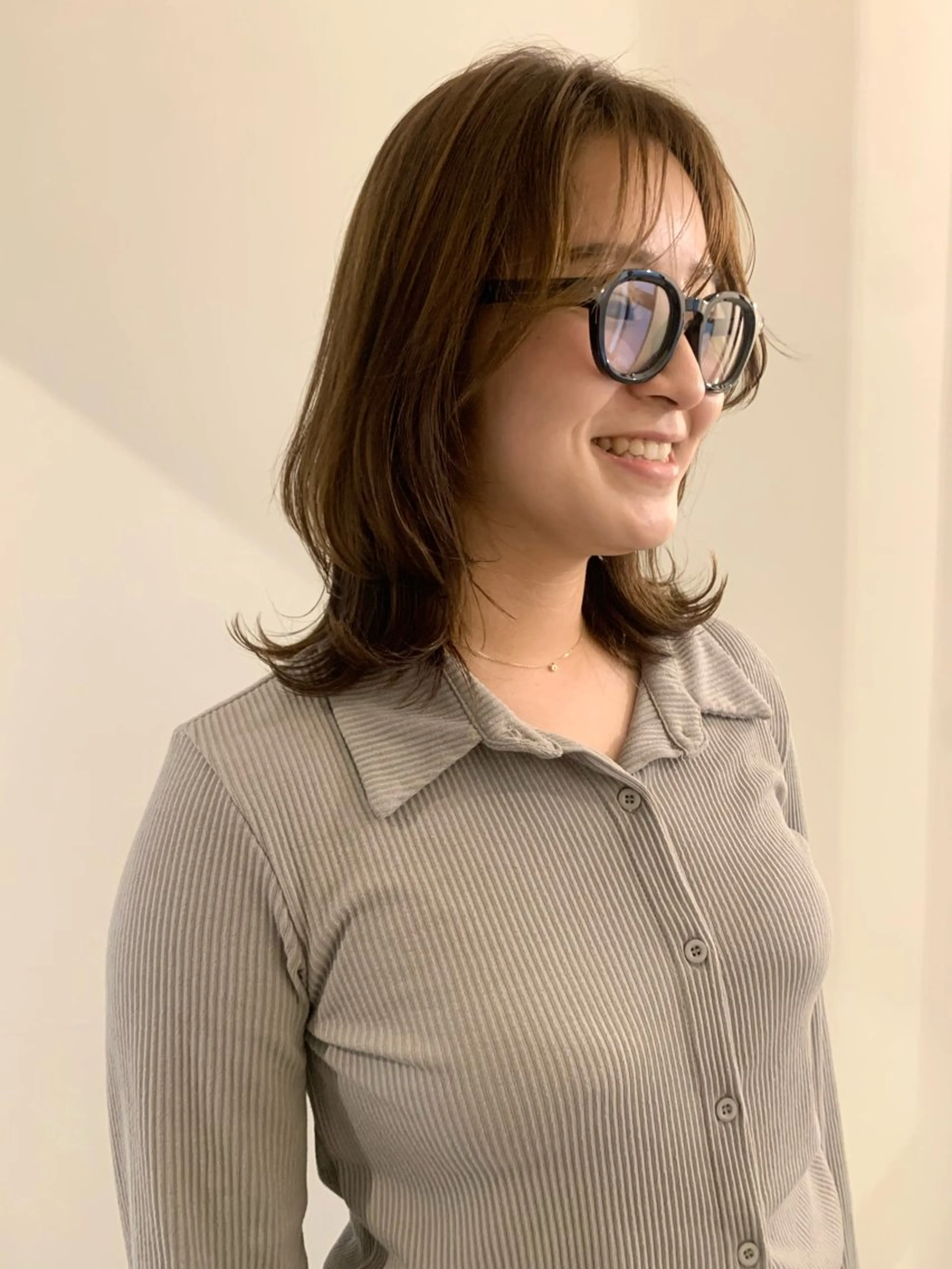 ミディアム カラー ミディアムレイヤー レイヤーカット カット ヘアカラー トリートメント 落合希 Olivebeigeのヘアスタイル