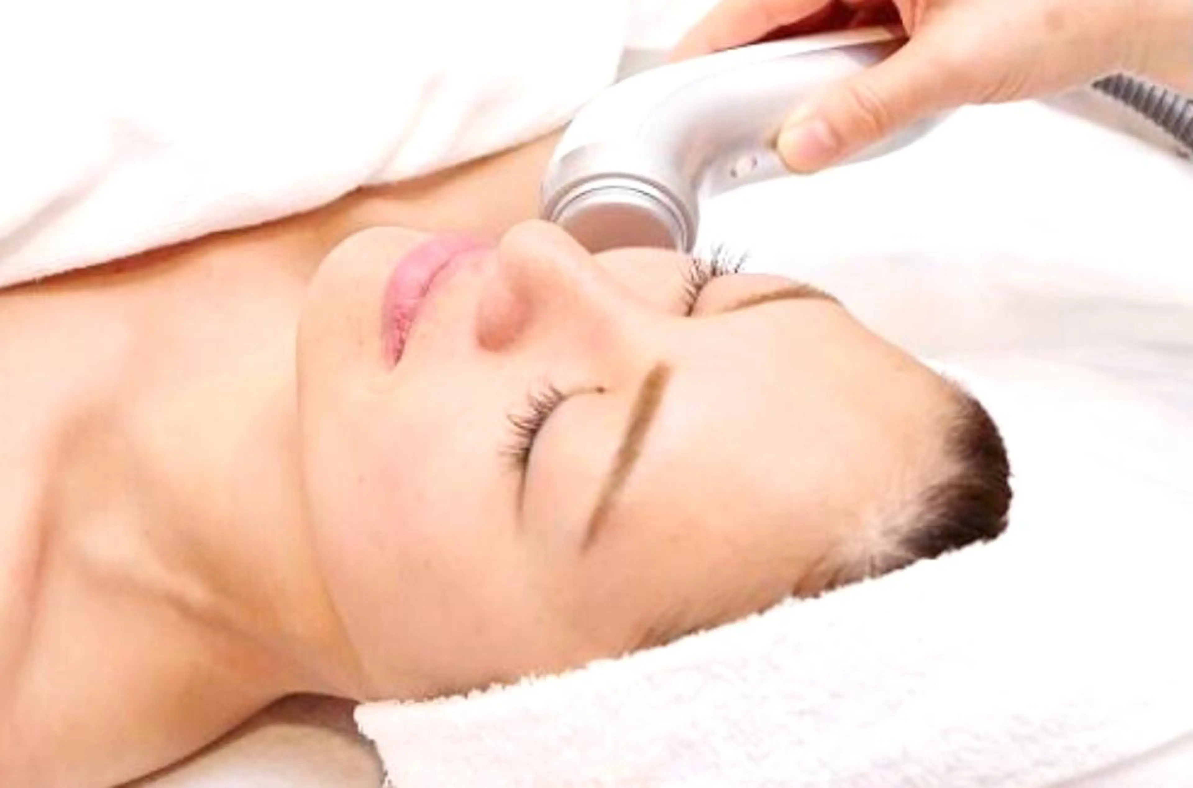 ラジオ波フェイシャル  [肌深部を温めてお肌にハリ・潤いエイジングケア ]の写真