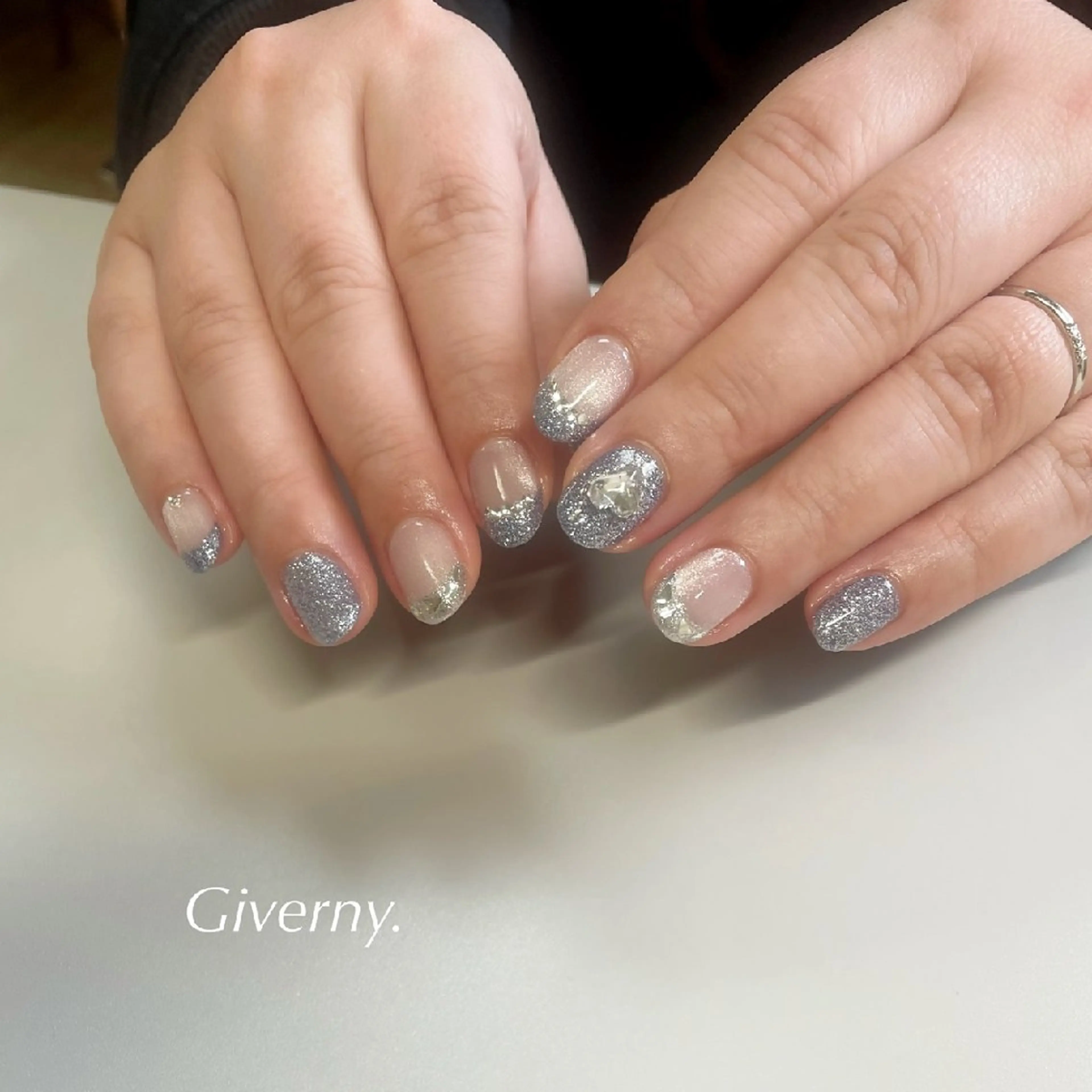 ネイル フラッシュネイル フレンチネイル ガラスフレンチ 冬ネイル ハンドネイル Giverny .のネイルデザイン