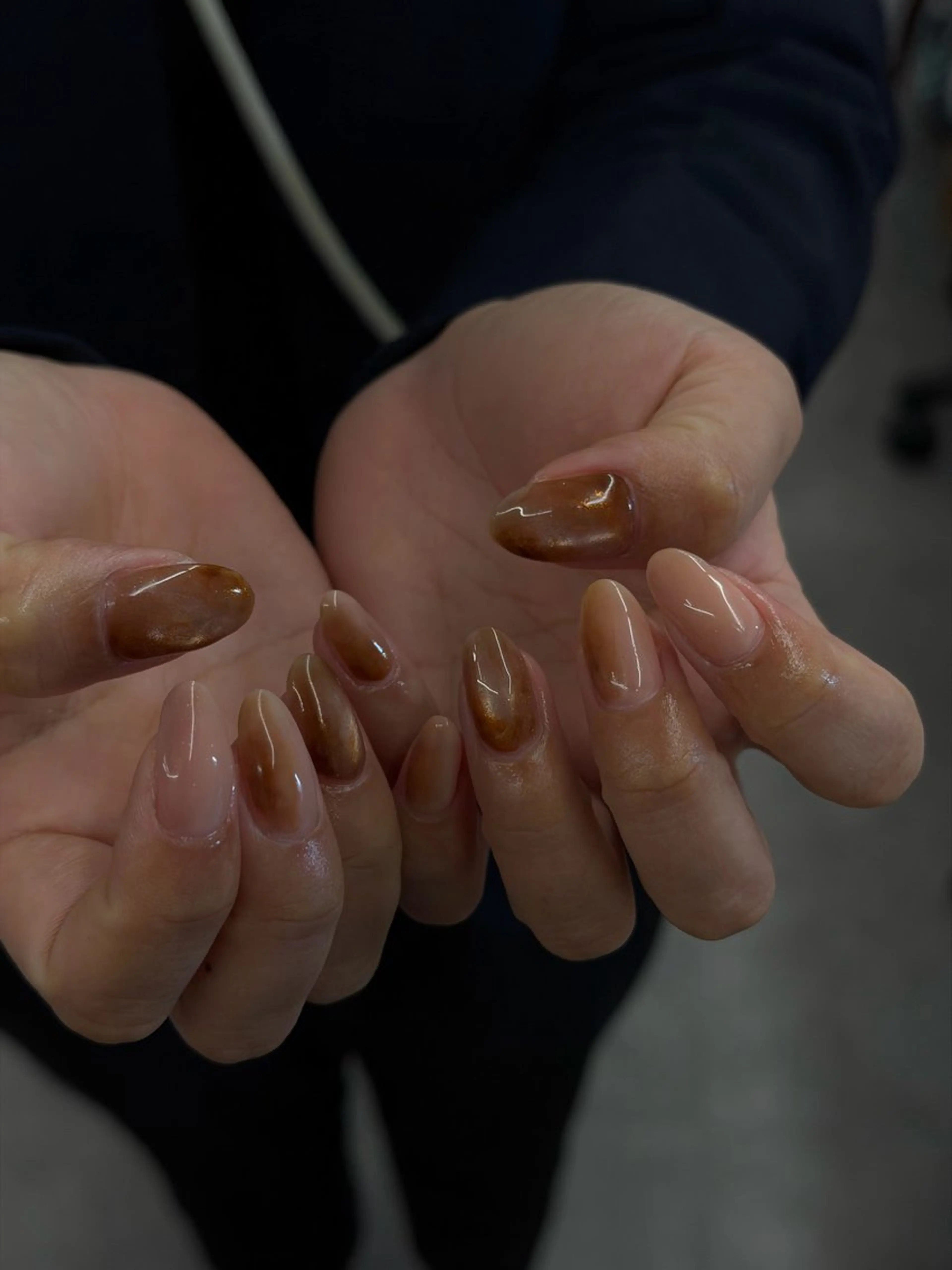 ネイル ブラウン ジェルネイル ゴールド マグネットネイル ニュアンスネイル ハンドネイル ハンドケア Bana_ Nailのネイルデザイン