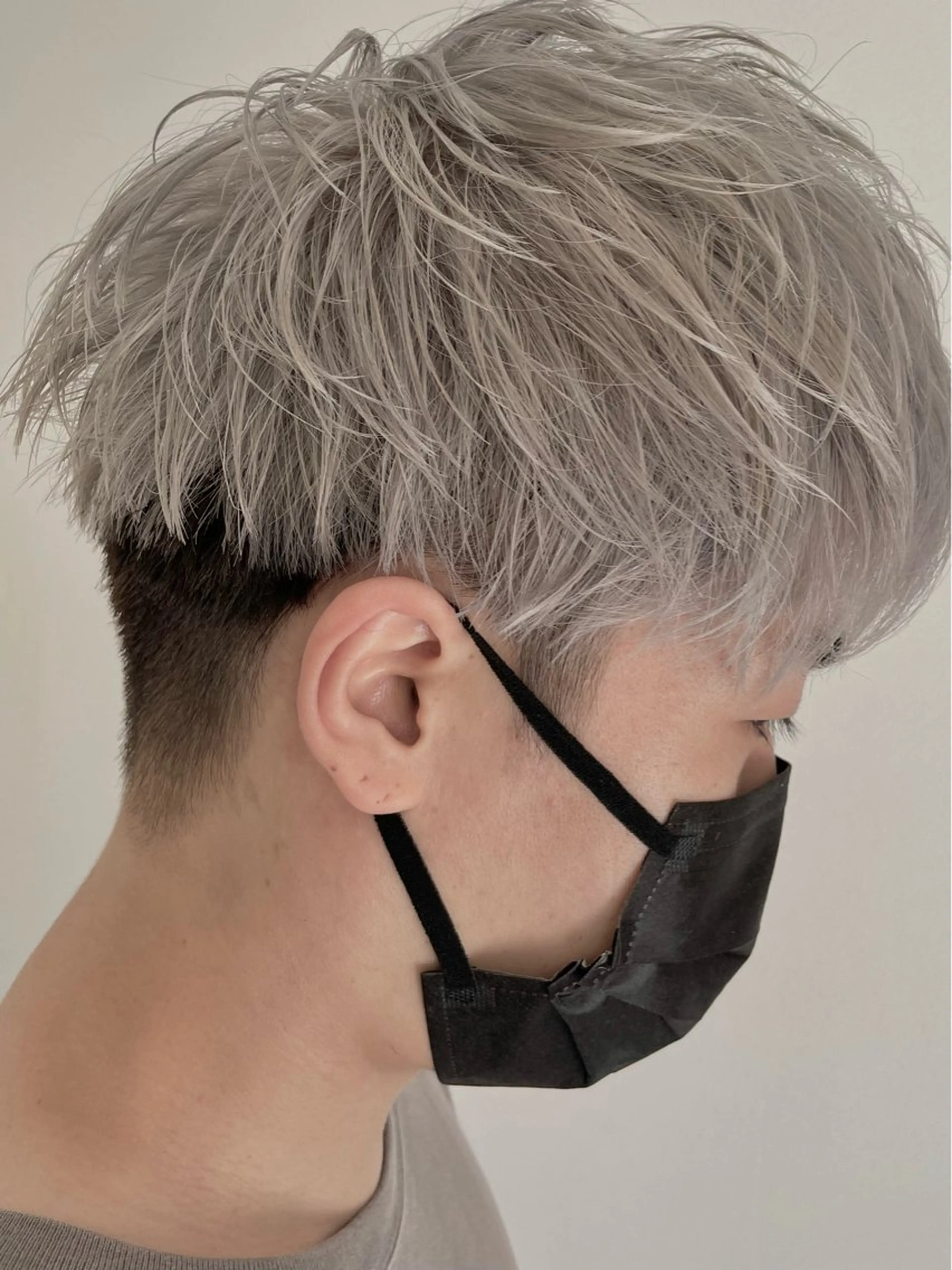 ショート カラー メンズ メンズインナーカラー ブルーカラー 透明感カラー デザインカラー イヤリングカラー カット ヘアカラー トリートメント 佐々木 達也のヘアスタイル