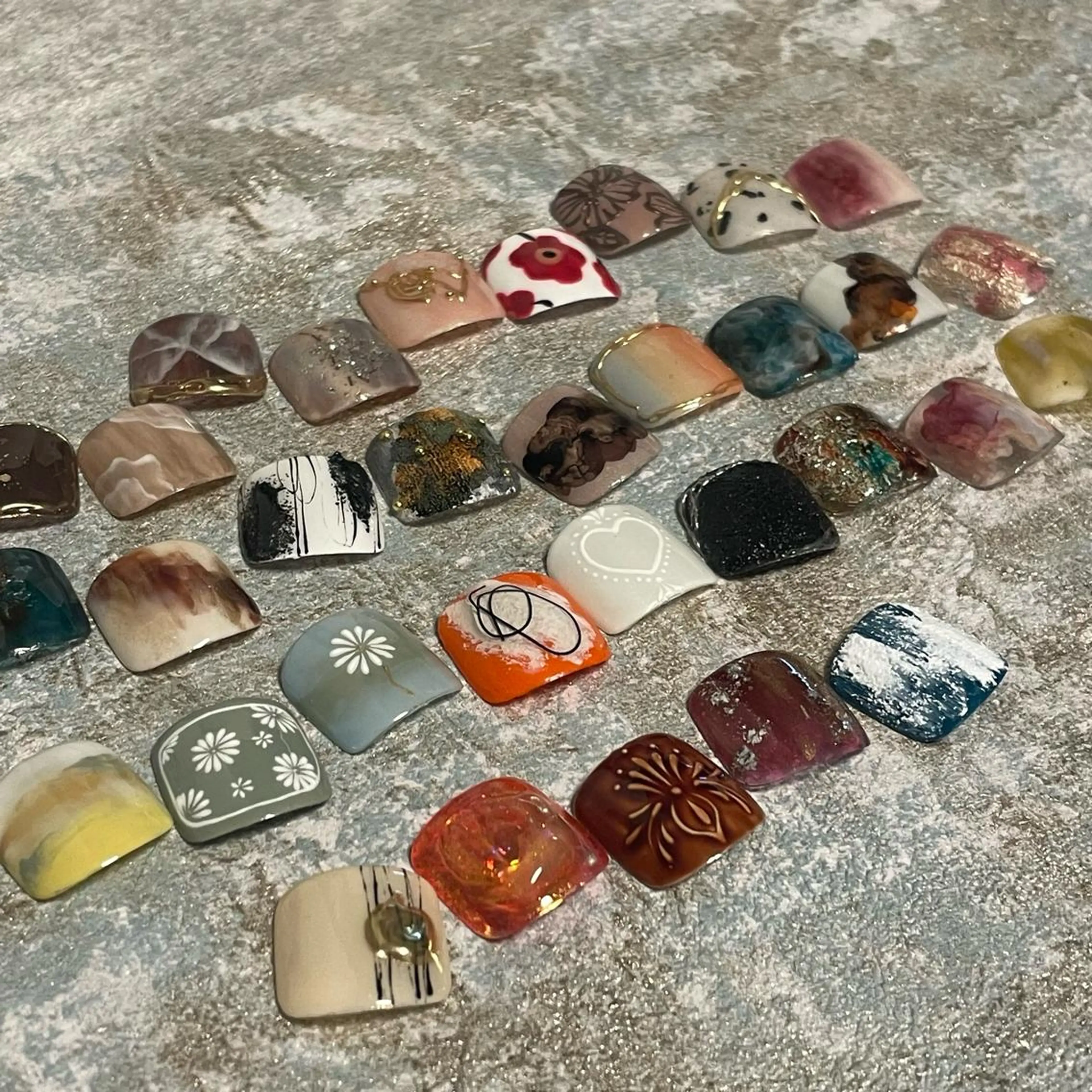 ワンカラー＋親指アート2本〈オフ/ケア込み〉の写真