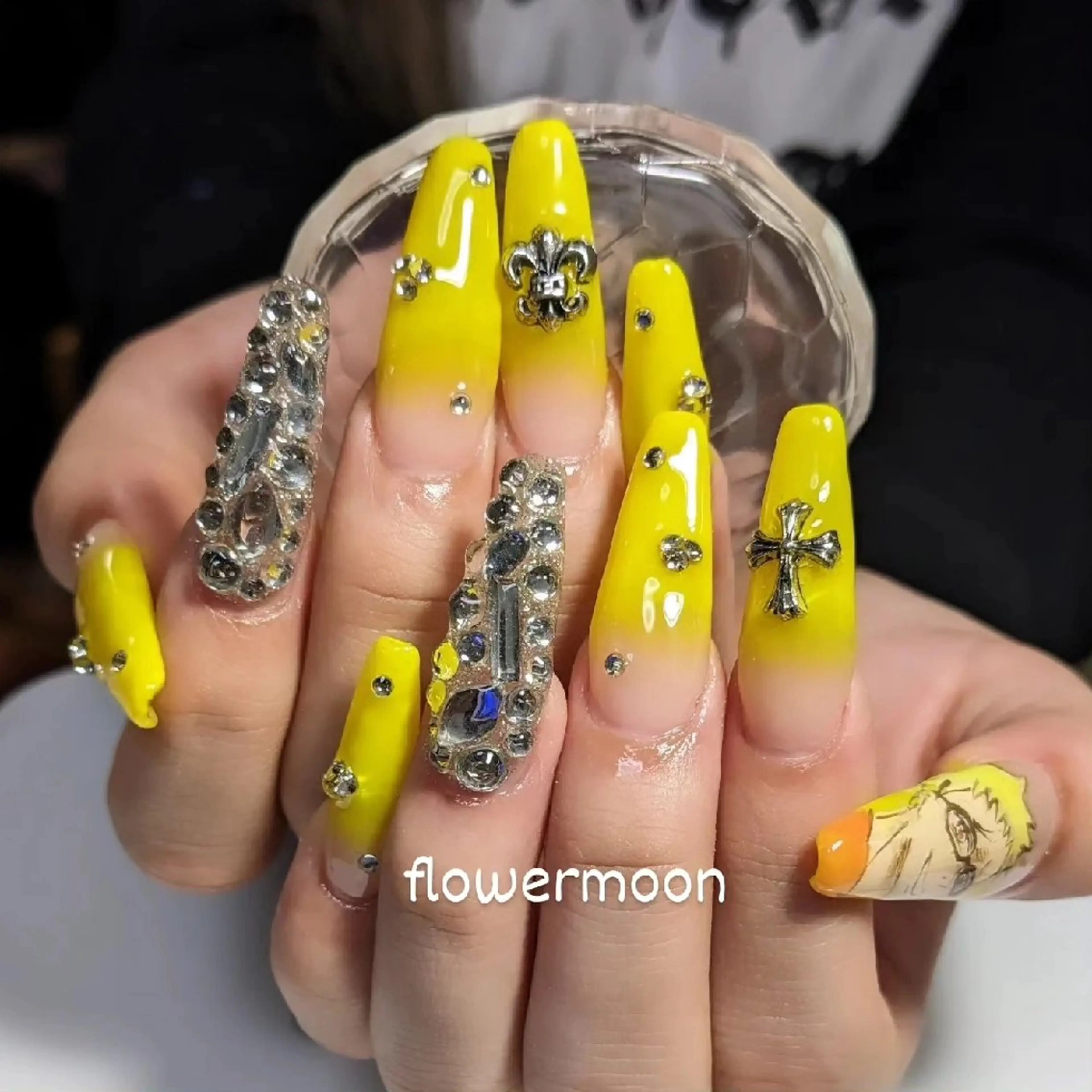 ネイル グラデーション ハンドネイル ハンドケア フラワー ムーンのネイルデザイン