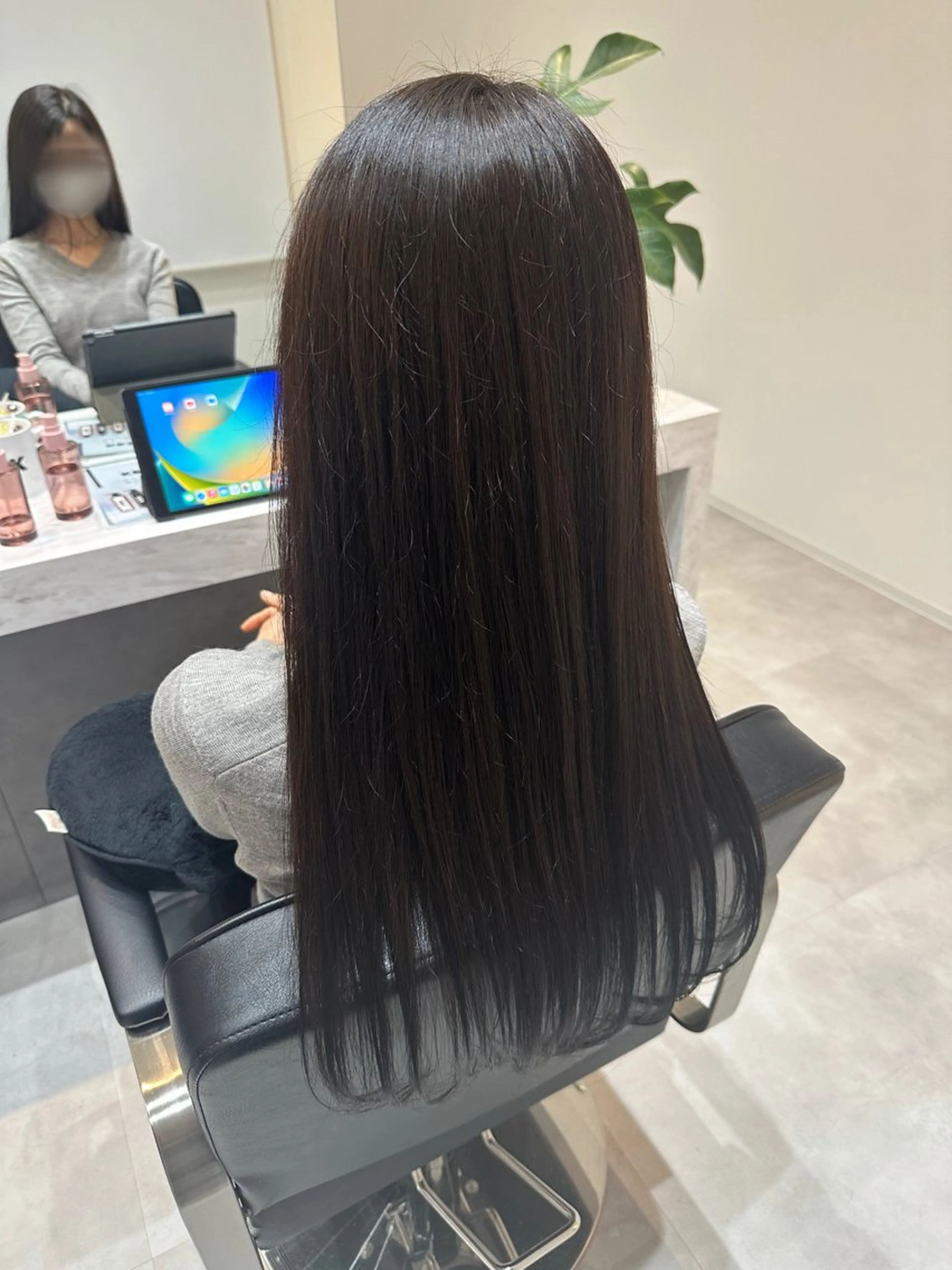 セミロング カラー 岡田 詠のヘアスタイル