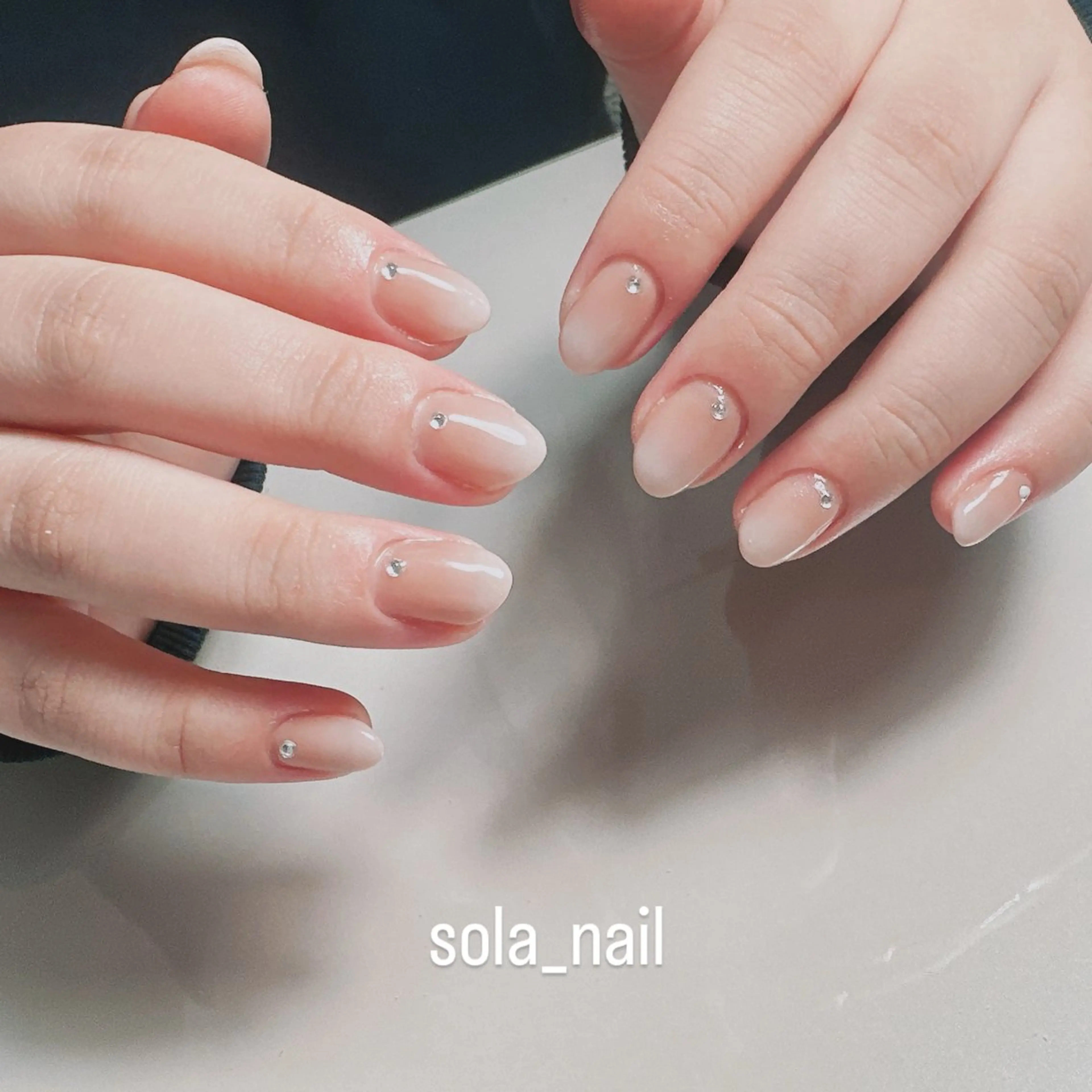 ネイル グラデーション 持ち込み オフィスネイル シンプルネイル ストーンネイル sola nailのネイルデザイン