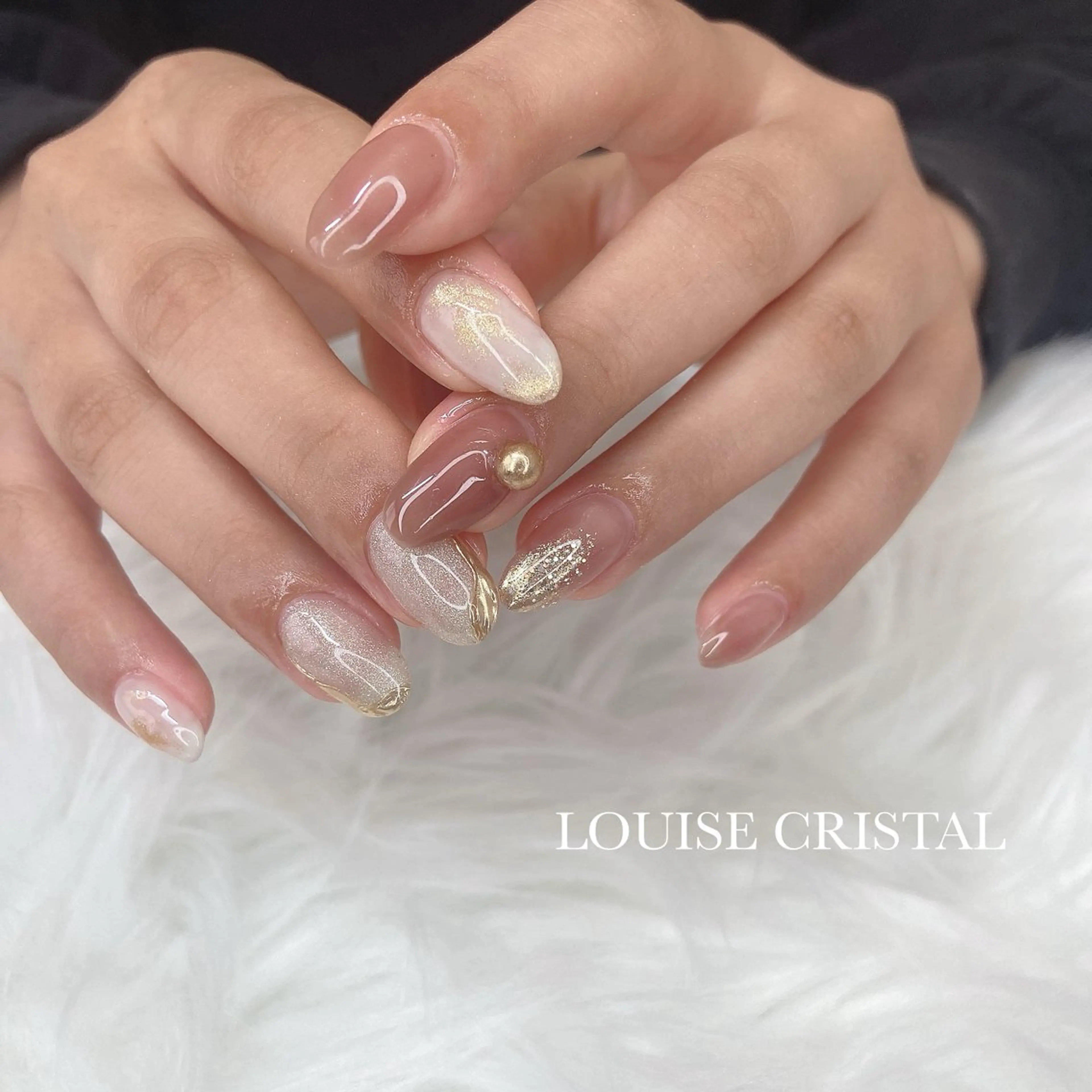 ネイル ニュアンスネイル ハンドネイル LOUISE CRYSTALのネイルデザイン