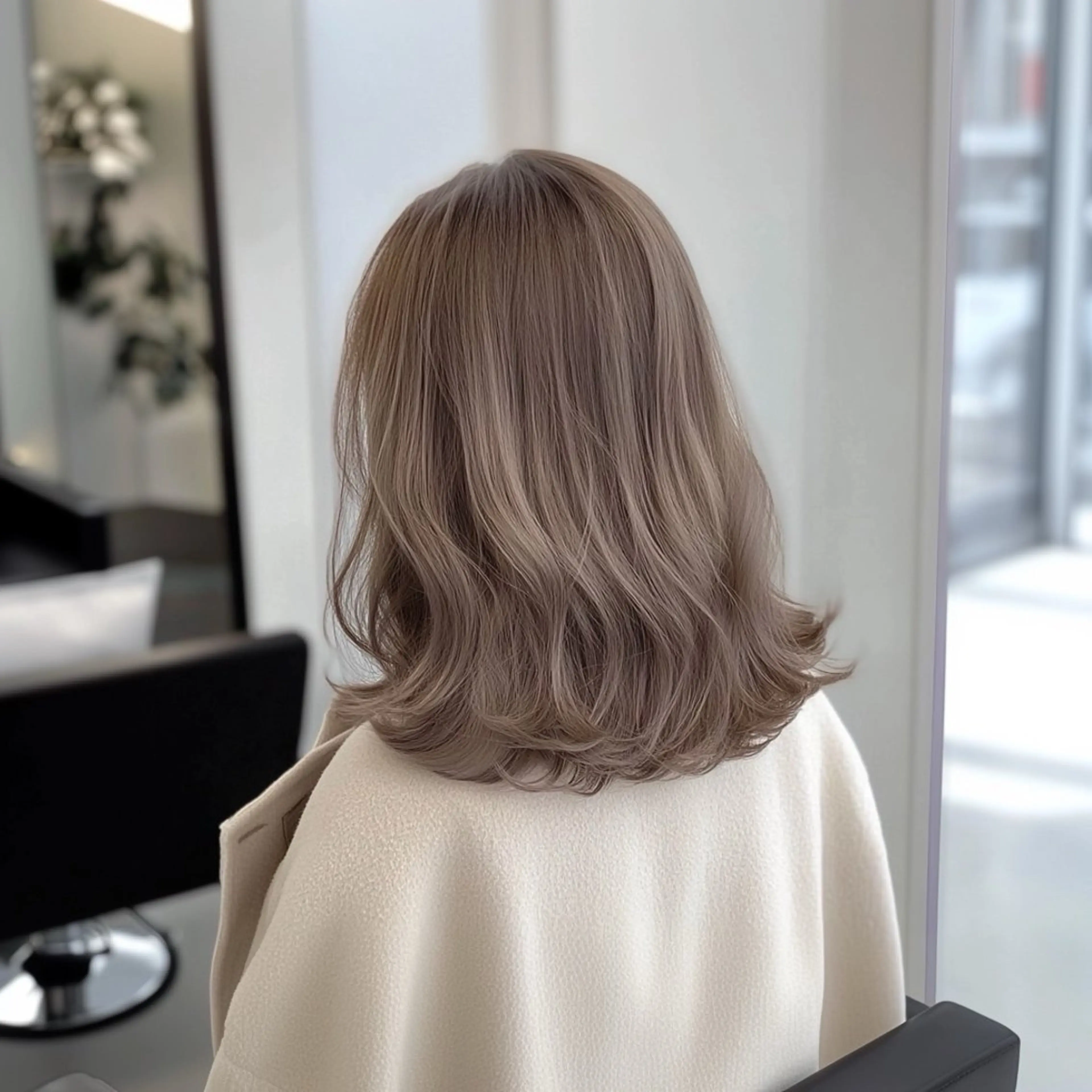 ミディアム カラー 🩶ハイトーン /レイヤーはちすのヘアスタイル