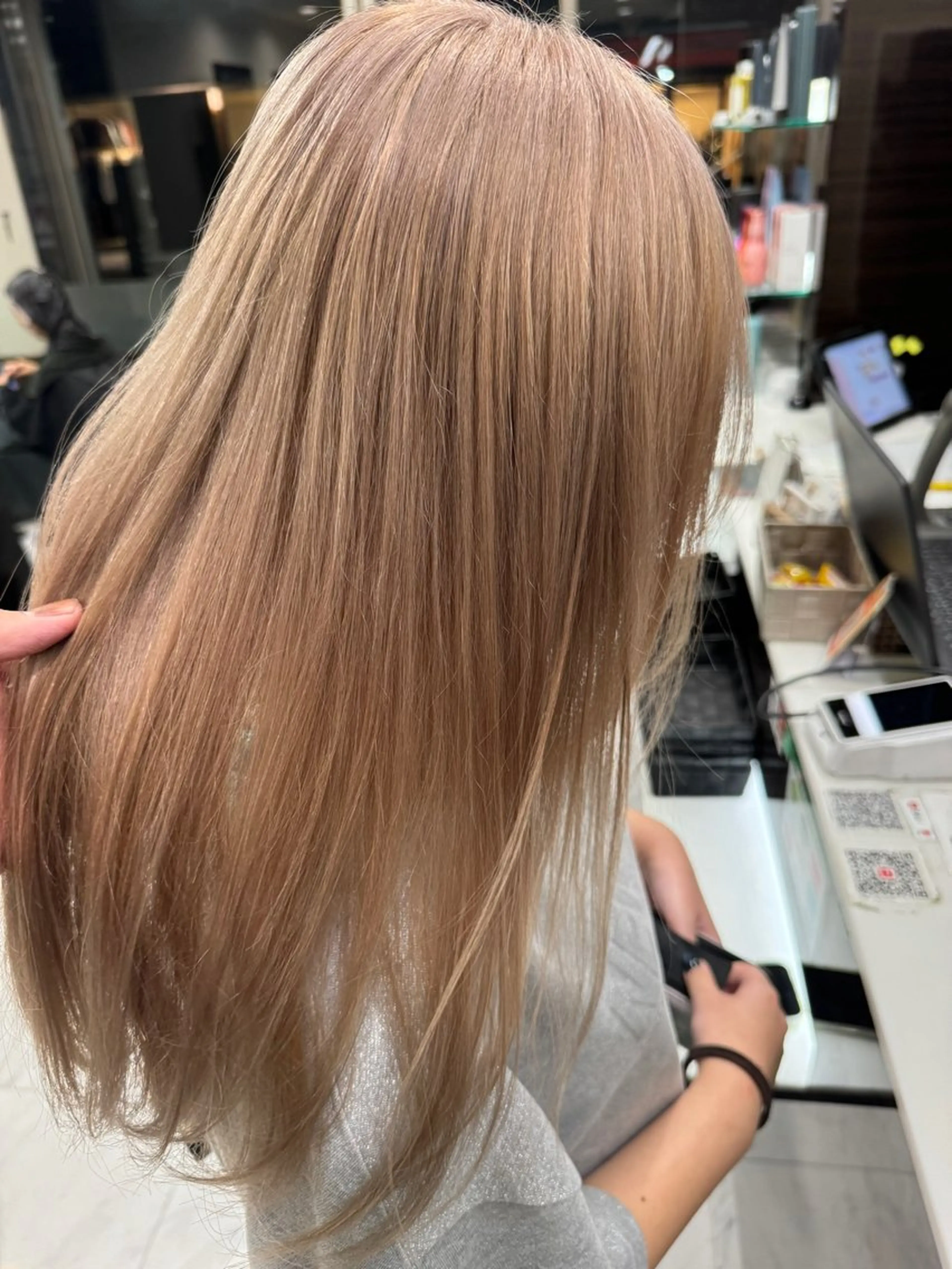 ロング カラー ヘアアレンジ 切りっぱなしボブ ベージュカラー ブリーチ デザインカラー ダブルカラー カット ヘアカラー トリートメント 目黒 碧人のヘアスタイル