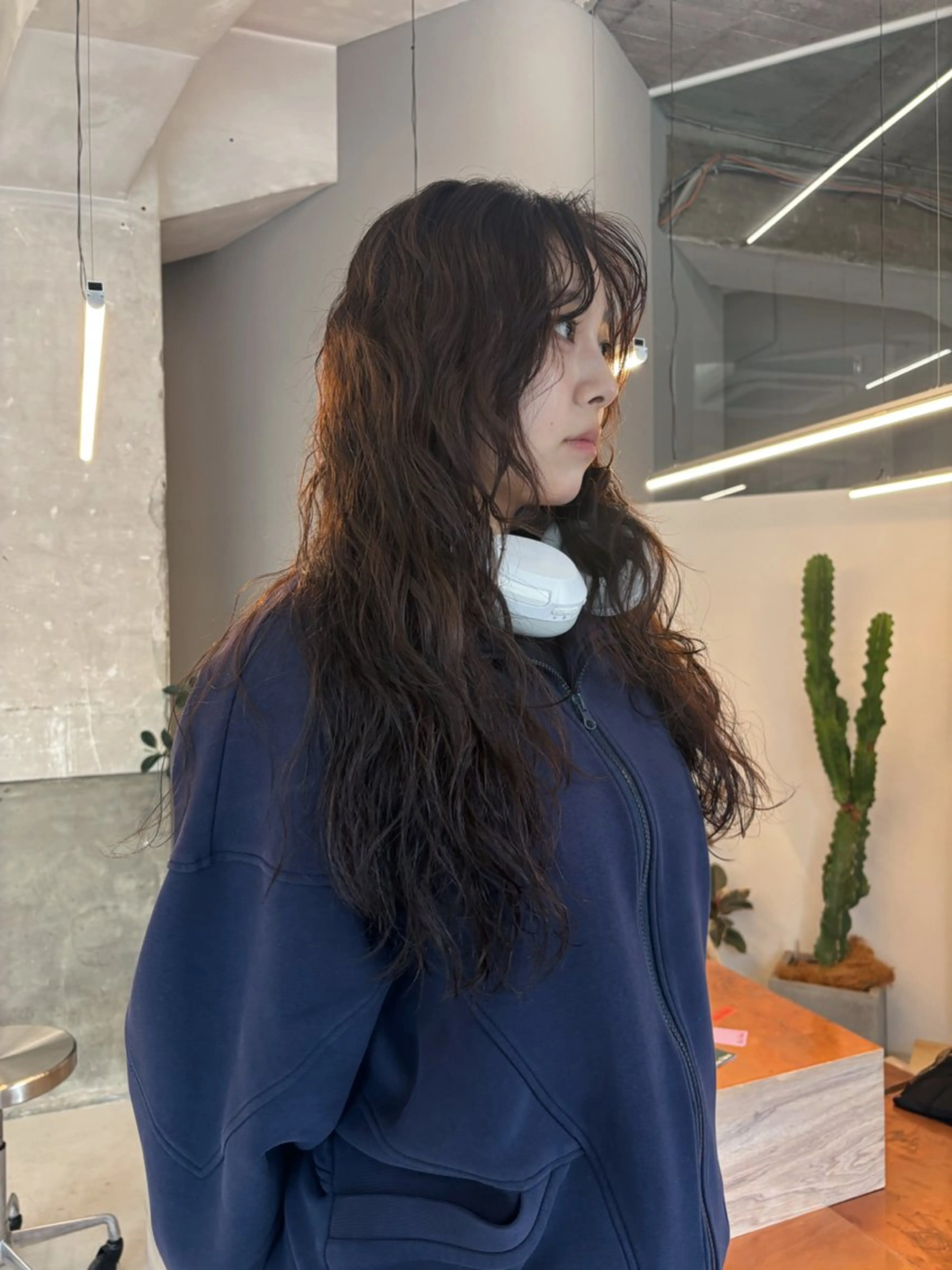 ロング パーマ 顔まわりレイヤー レイヤーカット the hinc所属・ami/大阪/暖色 /レイヤーカットのヘアスタイル