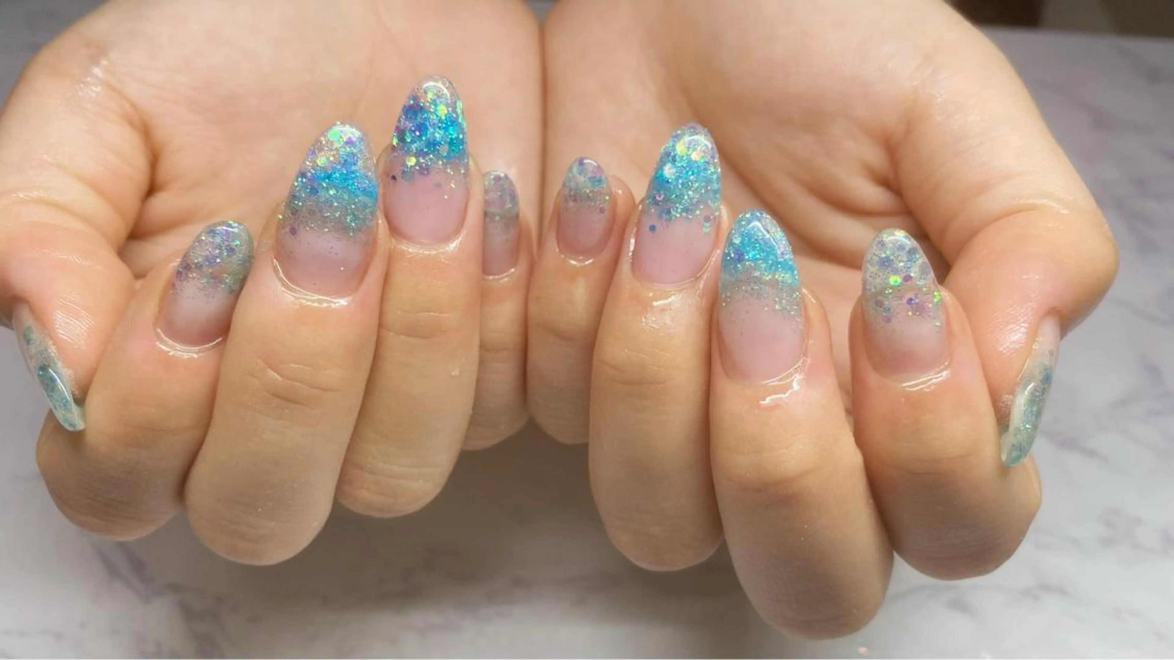 ネイル グラデーション ラメ(グリッター) ラメグラデーション 水色 ハンドネイル Era nailのネイルデザイン