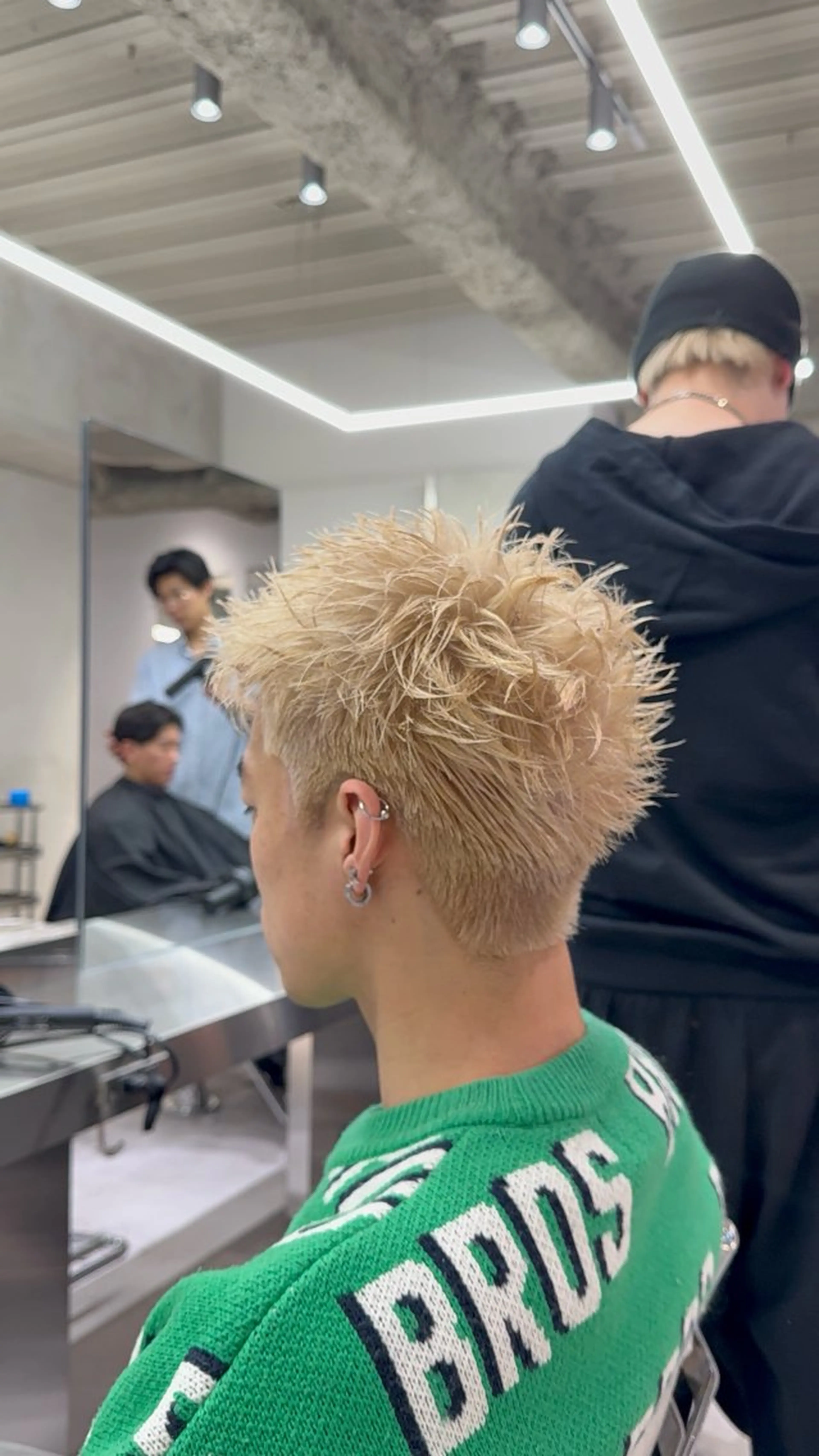 ショート メンズ メンズブリーチ メンズハイトーン メンズショート スパイキーショート ショートヘア カット トリートメント MEN’S SALON HAVANA所属・渋谷/フェード /メンズパーマ/千尋のヘアスタイル