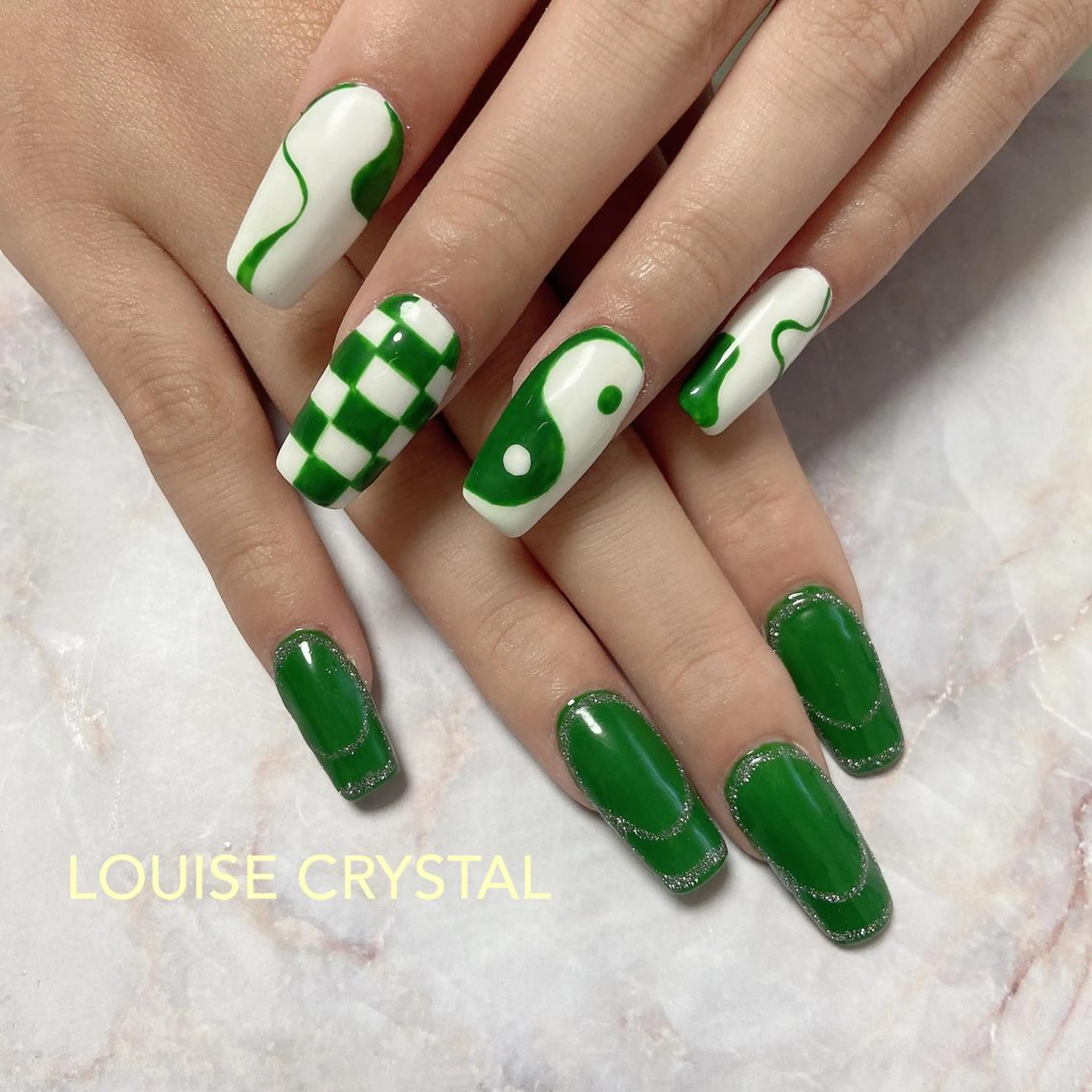 ネイル フラッシュネイル グリーン ハンドネイル LOUISE CRYSTALのネイルデザイン