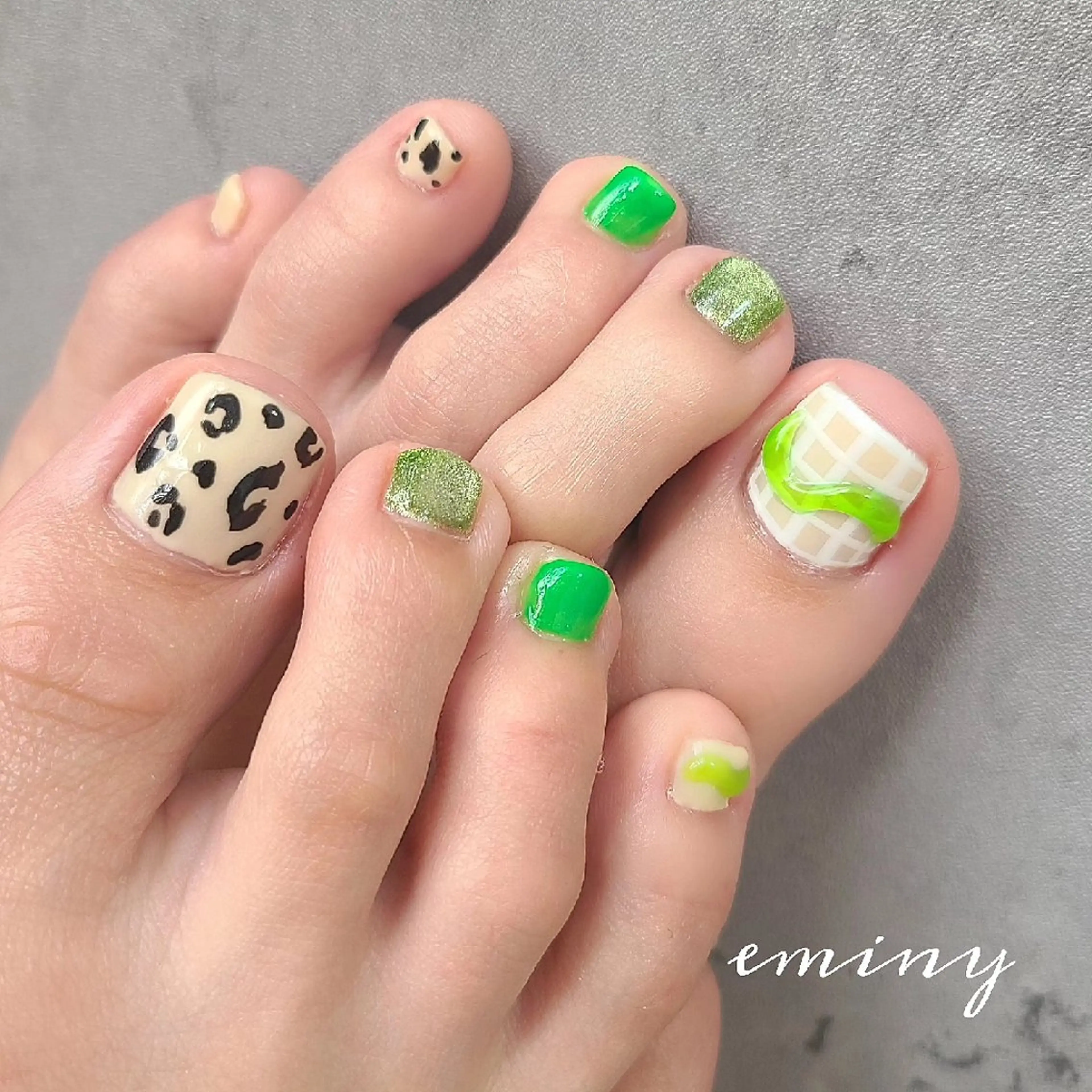 ネイル アニマル柄 フットネイル グリーン マグネットネイル ぷっくりネイル nail salon  eminyのネイルデザイン