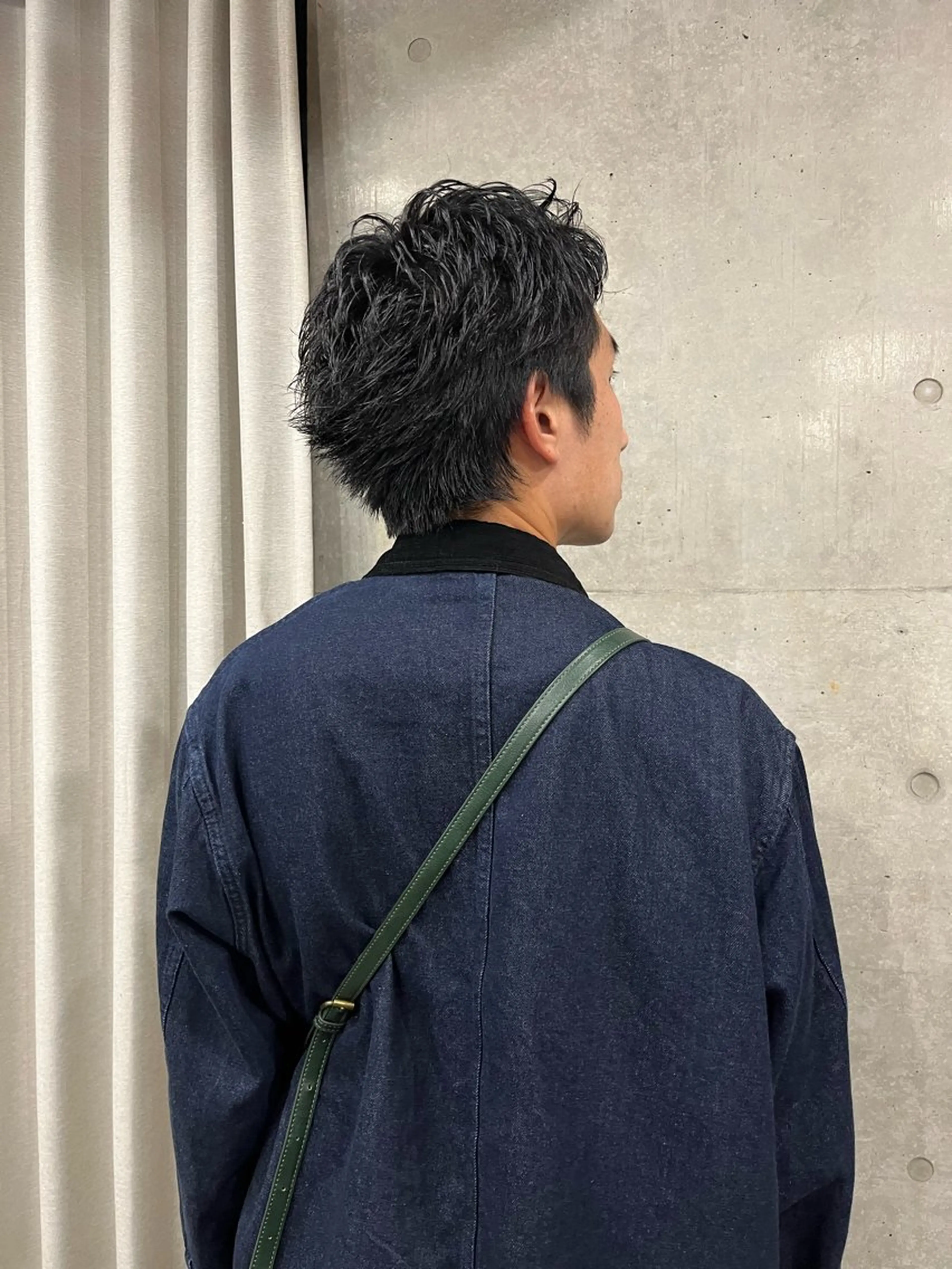 ショート メンズ カット 曲がる縮毛矯正 センターパートのヘアスタイル