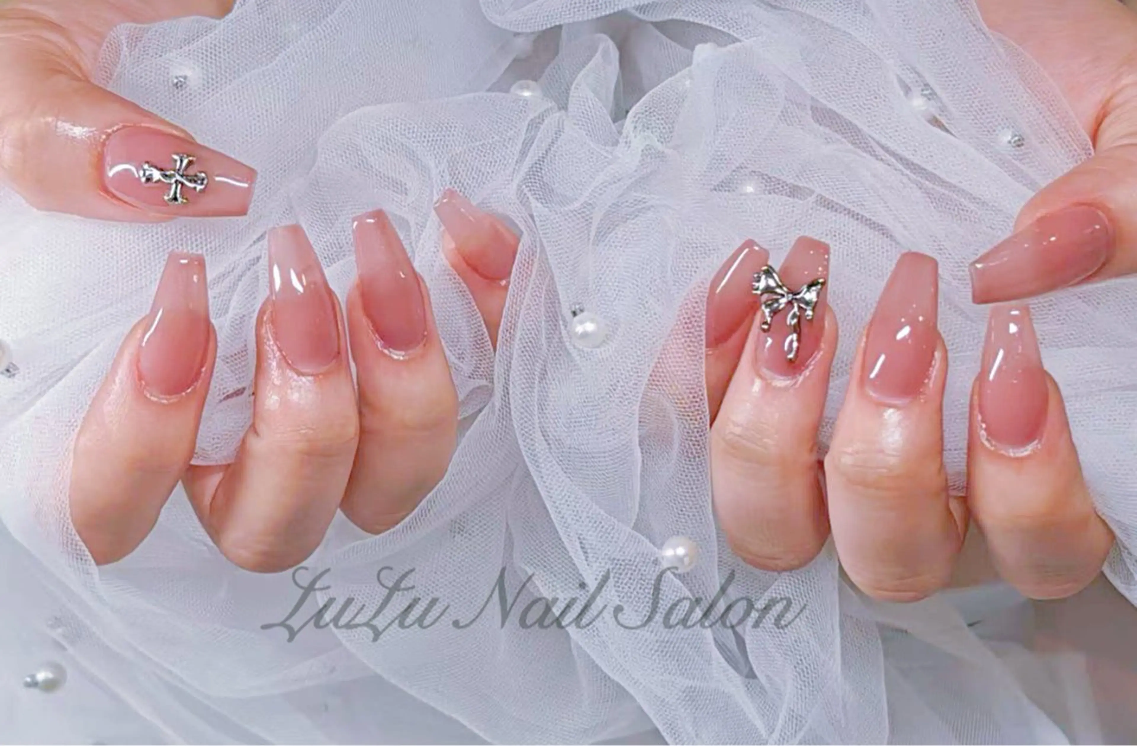 🩵チップ長さだし🩵ワンカラー/ラメグラ💅🏼ケア込み、【600色から選べる】パーツ2個付きの写真