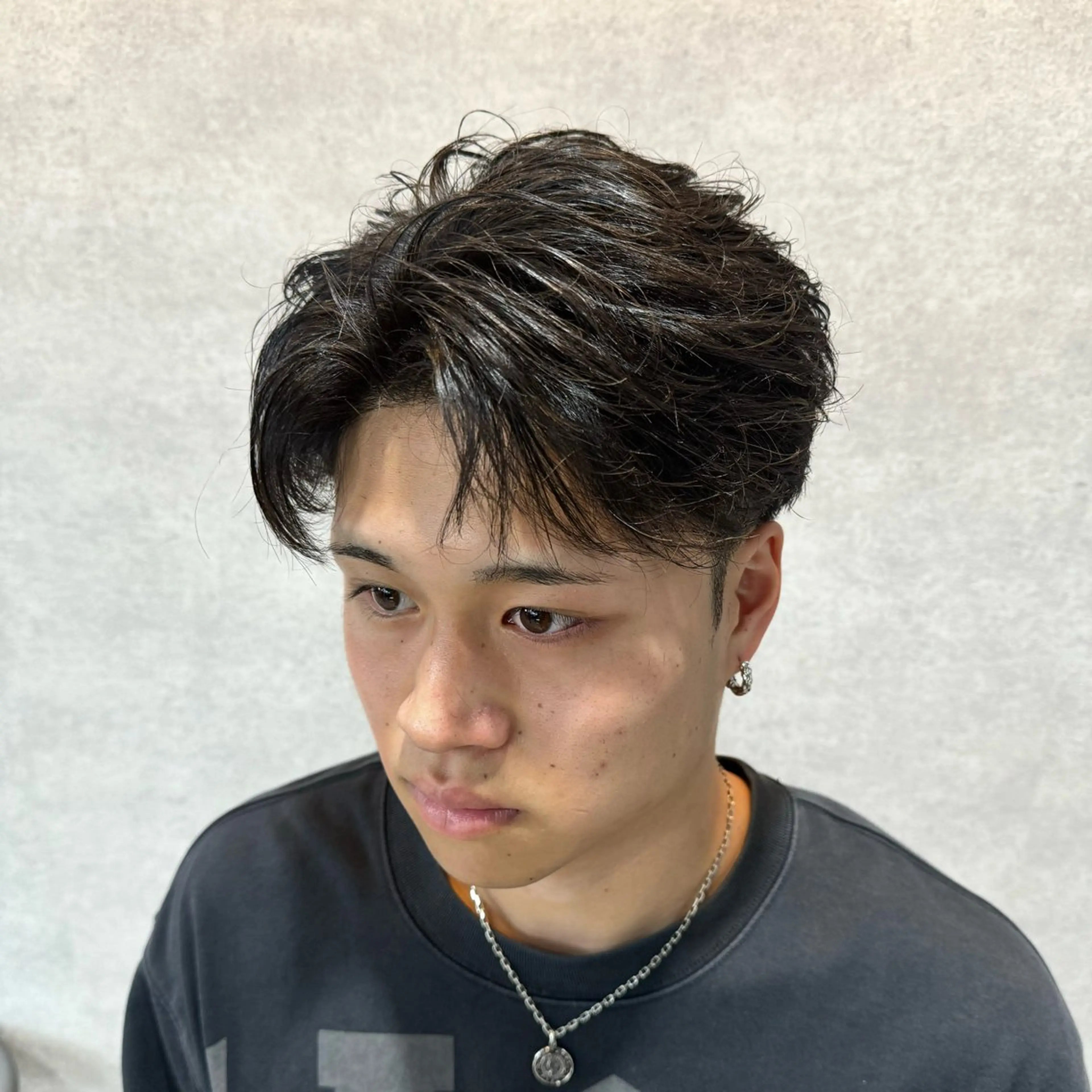 ショート カラー パーマ ヘアアレンジ メンズ センターパート メンズハイライト メンズメッシュ マッシュ メンズパーマ カット パーマ トリートメント ヘッドスパ ヘアセット 仕上がり満足度No. 1🔥BLUCK🔥のヘアスタイル