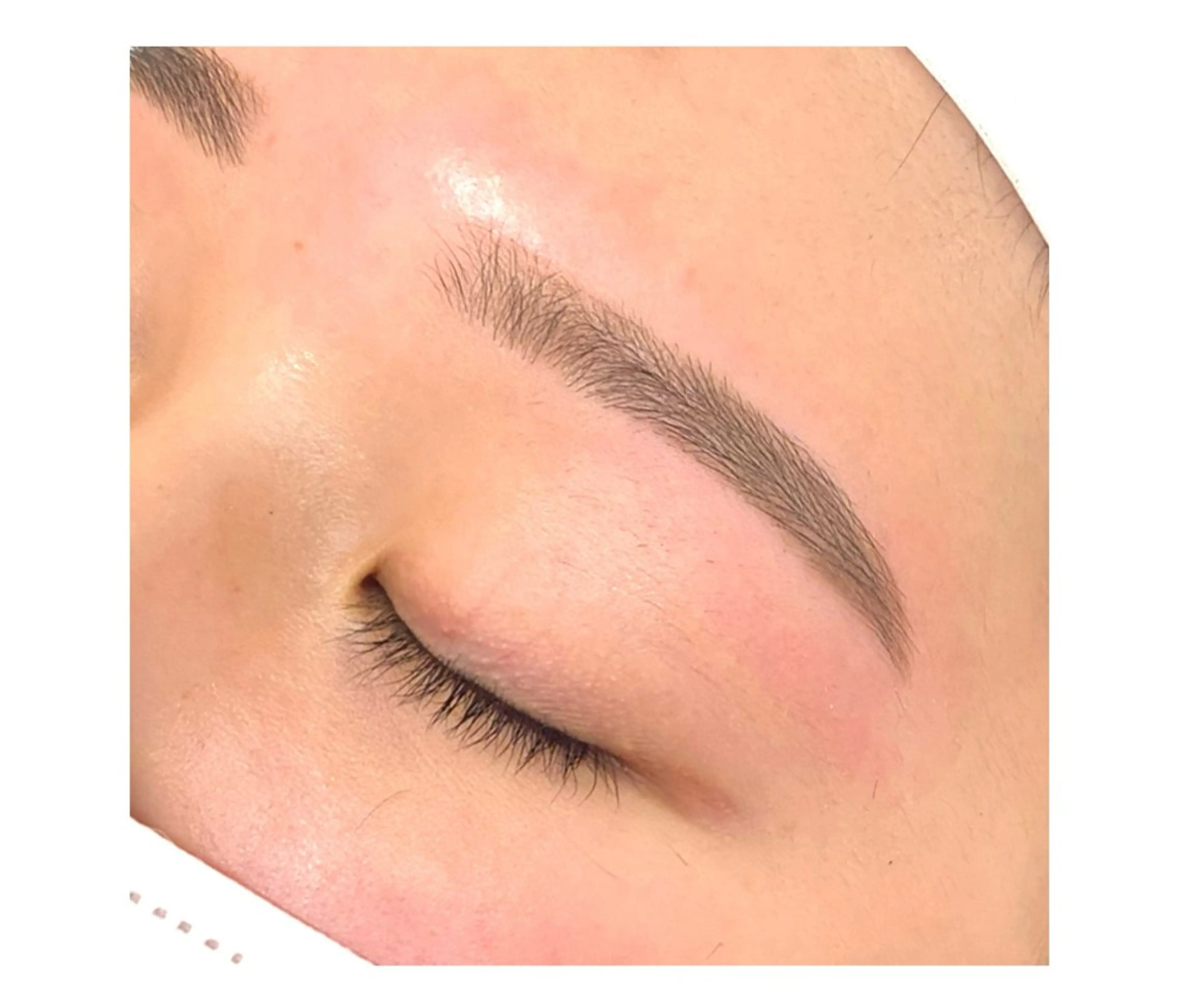 アイブロウデザインワックス+メイク仕上げの写真