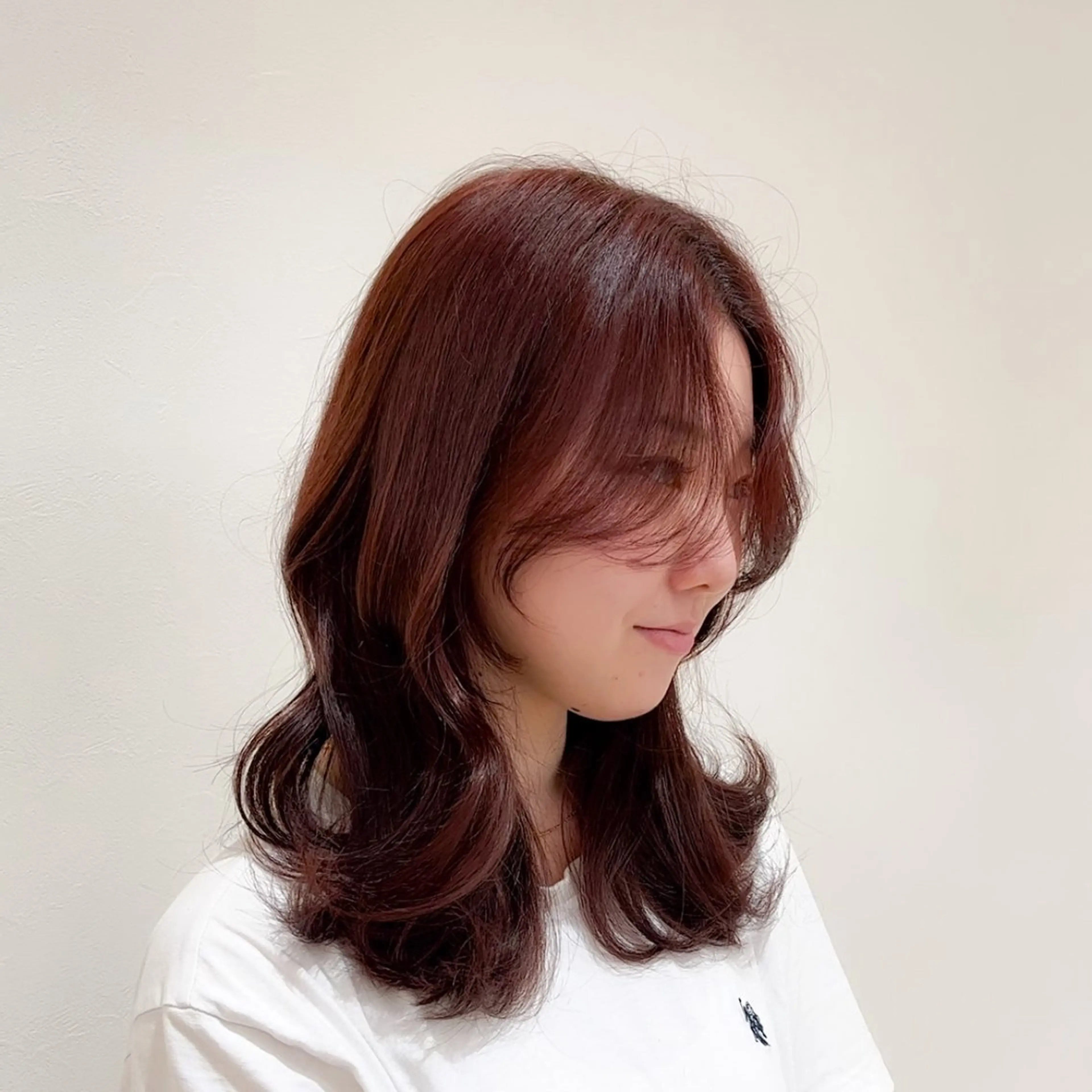 ミディアム カラー ブリーチ カシス ブリーチなしカラー レッドカラー くびれヘア カット ヘアカラー トリートメント ミタニ/髪質改善 /レイヤーカットのヘアスタイル