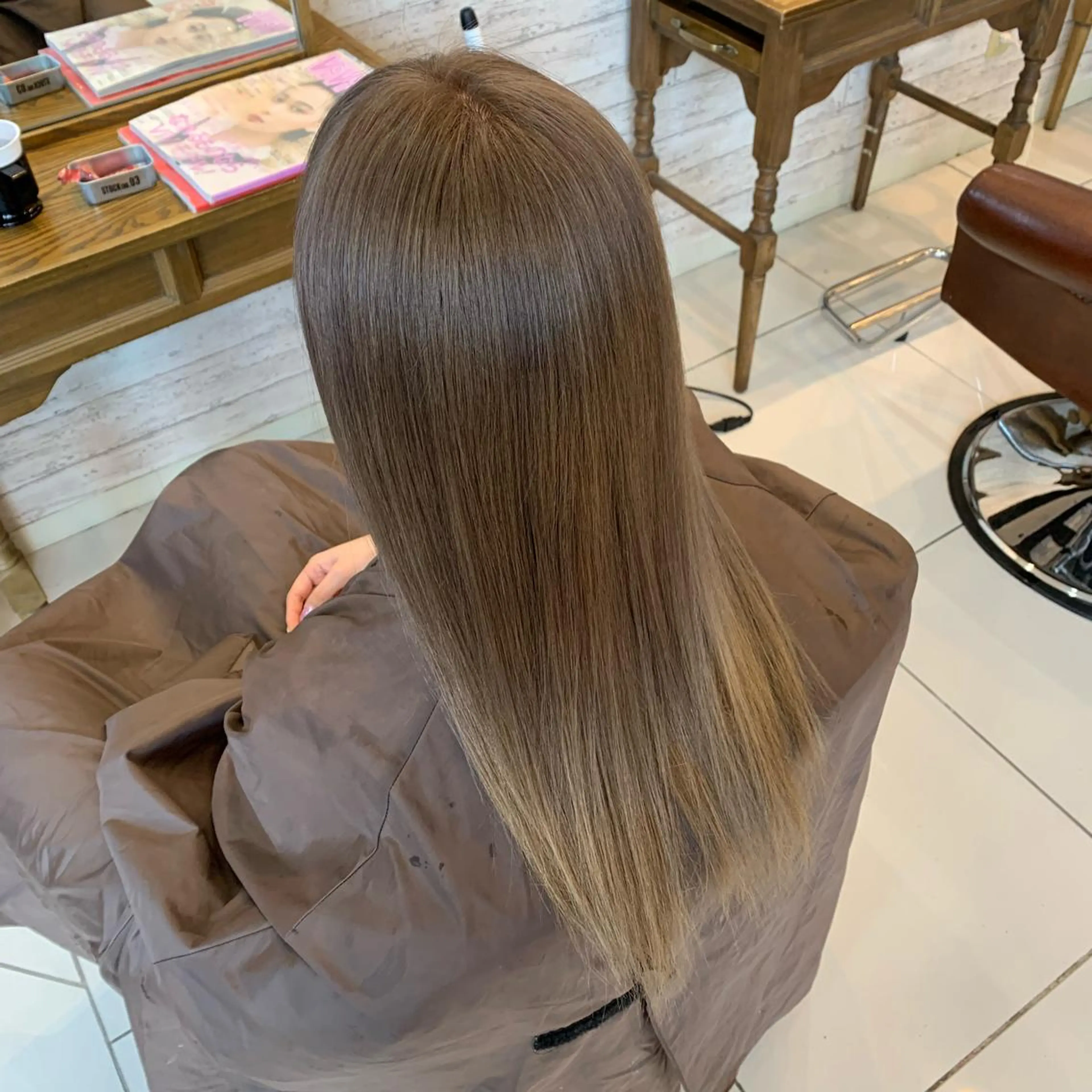 カラー ベージュカラー 天野 利咲のヘアスタイル