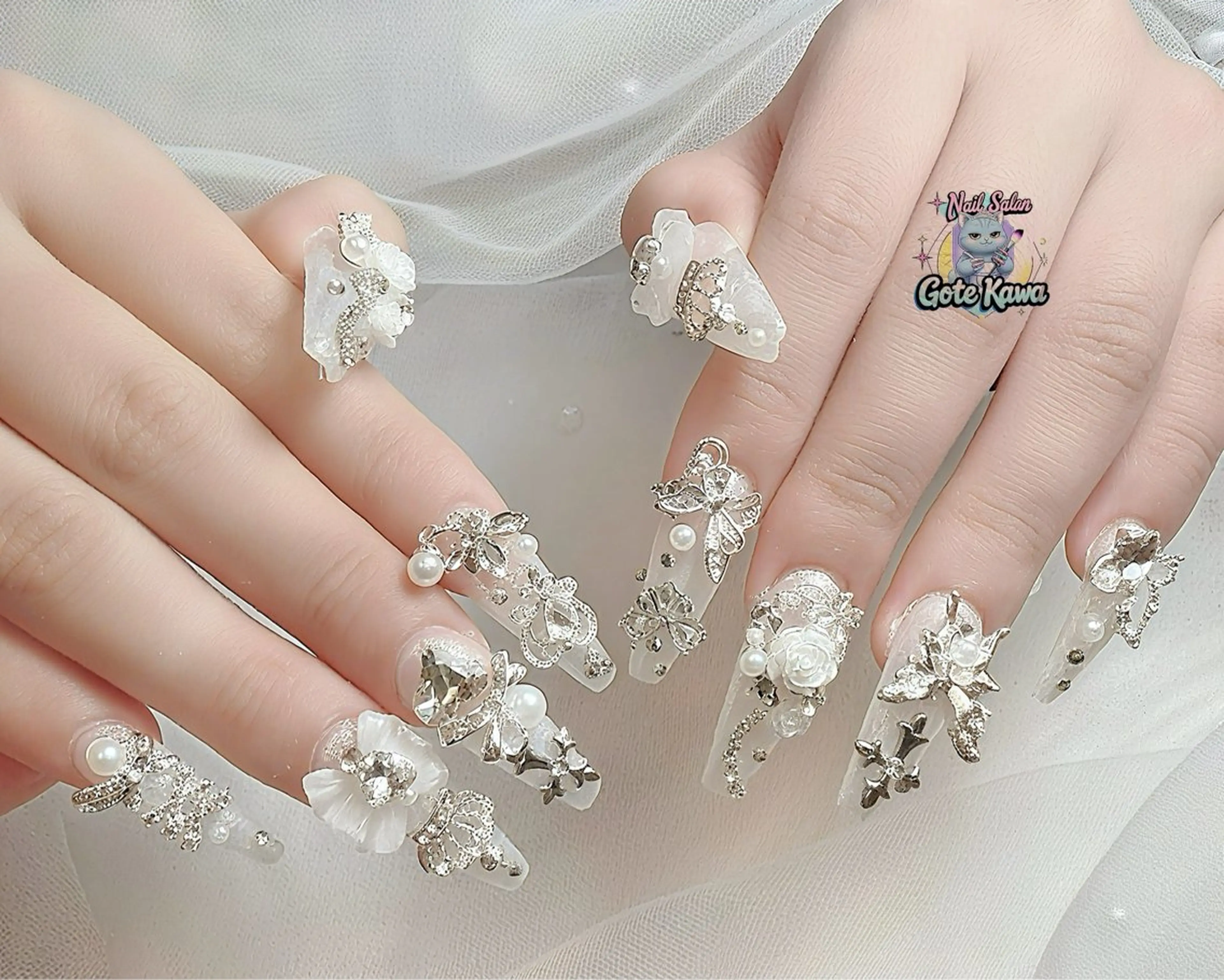 ネイル キラキラネイル 春ネイル ホワイト ハンドネイル ハンドケア Gote Kawa nail salonのネイルデザイン