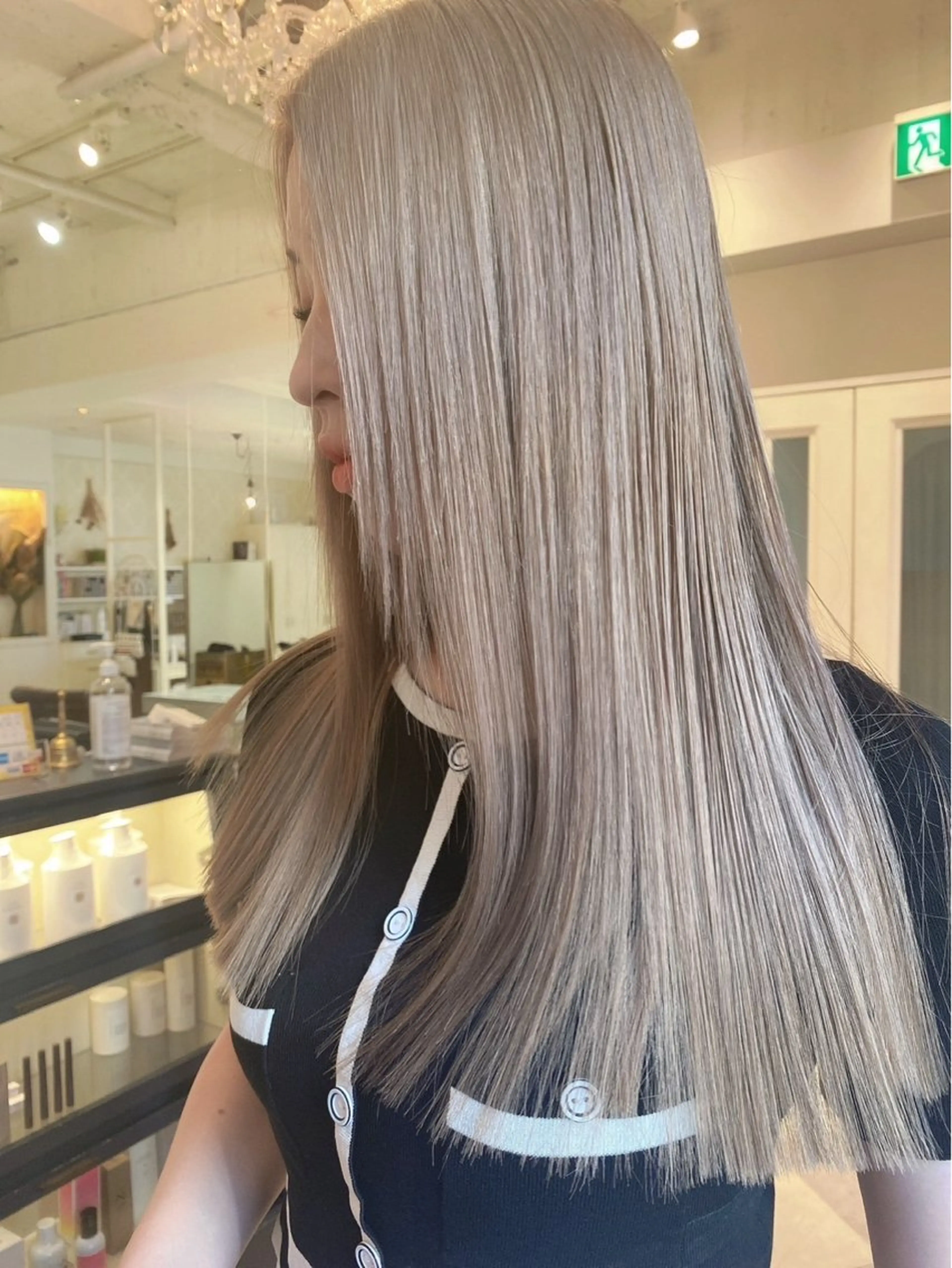 ロング カット ヘアカラー siki所属・ｍｏｍｏ/ ハイトーン/ベージュのヘアスタイル