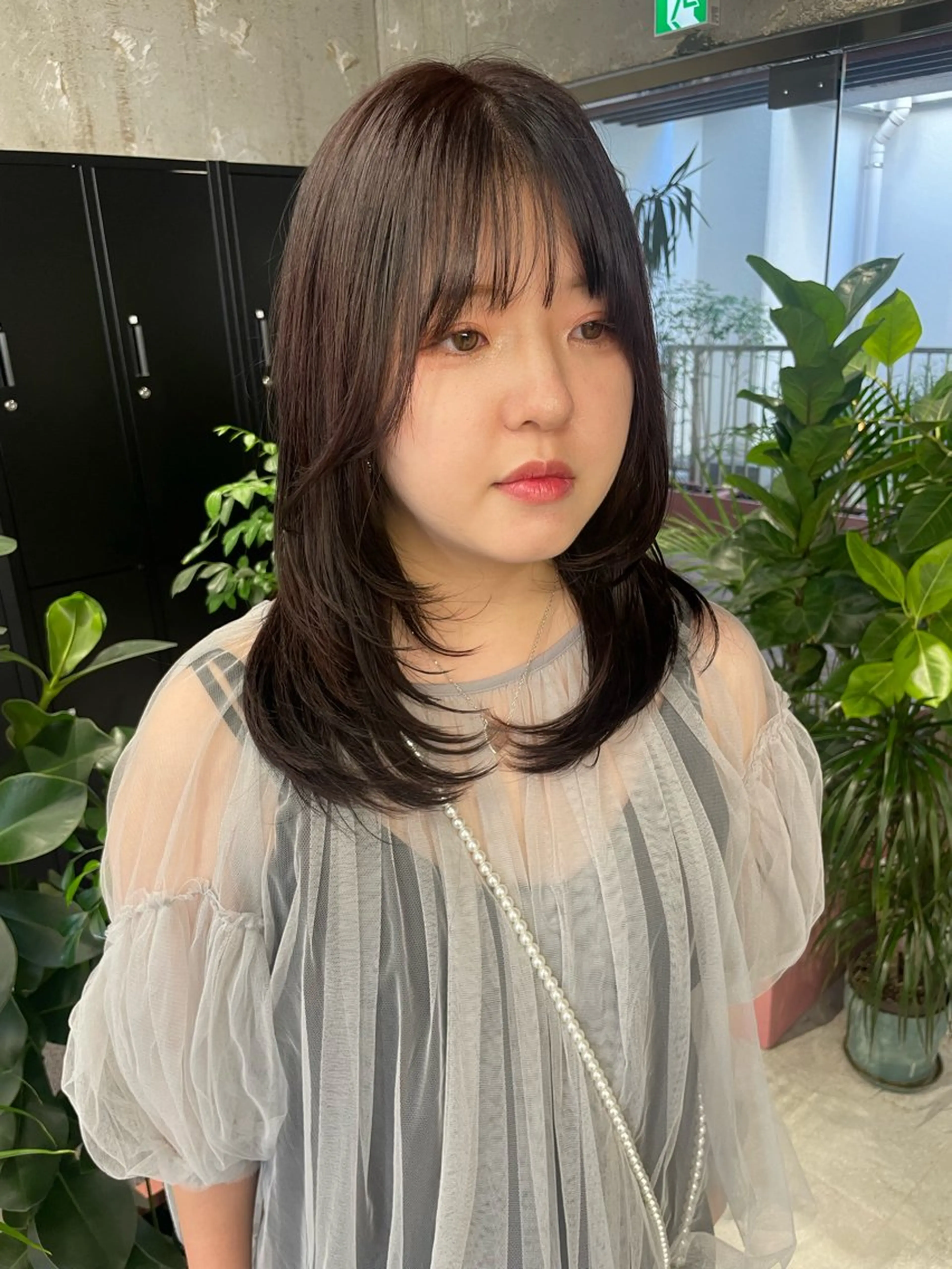 ミディアム カット ヘアカラー トリートメント MIFA レイヤー／パーマのヘアスタイル