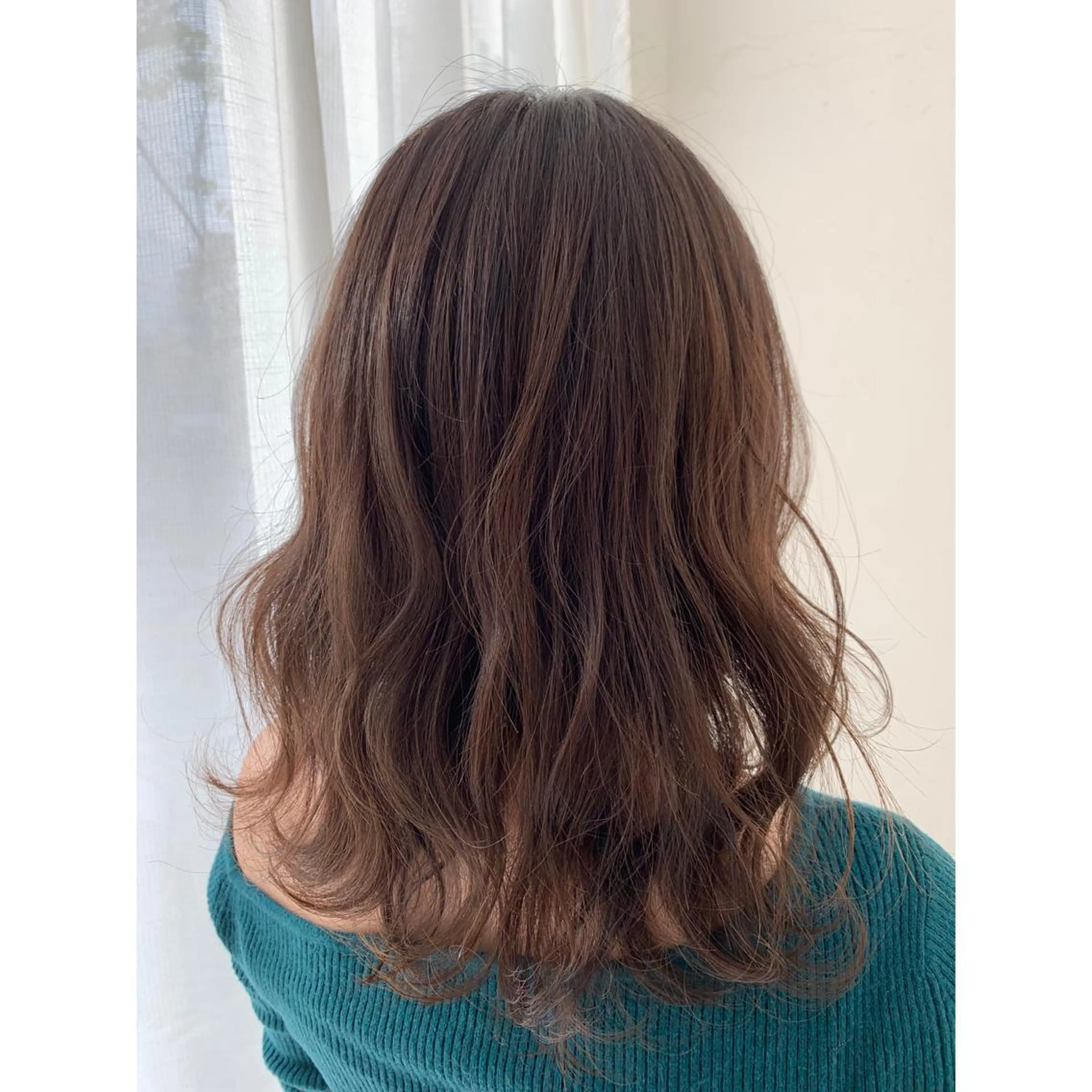 ミディアム カラー fio マナミのヘアスタイル