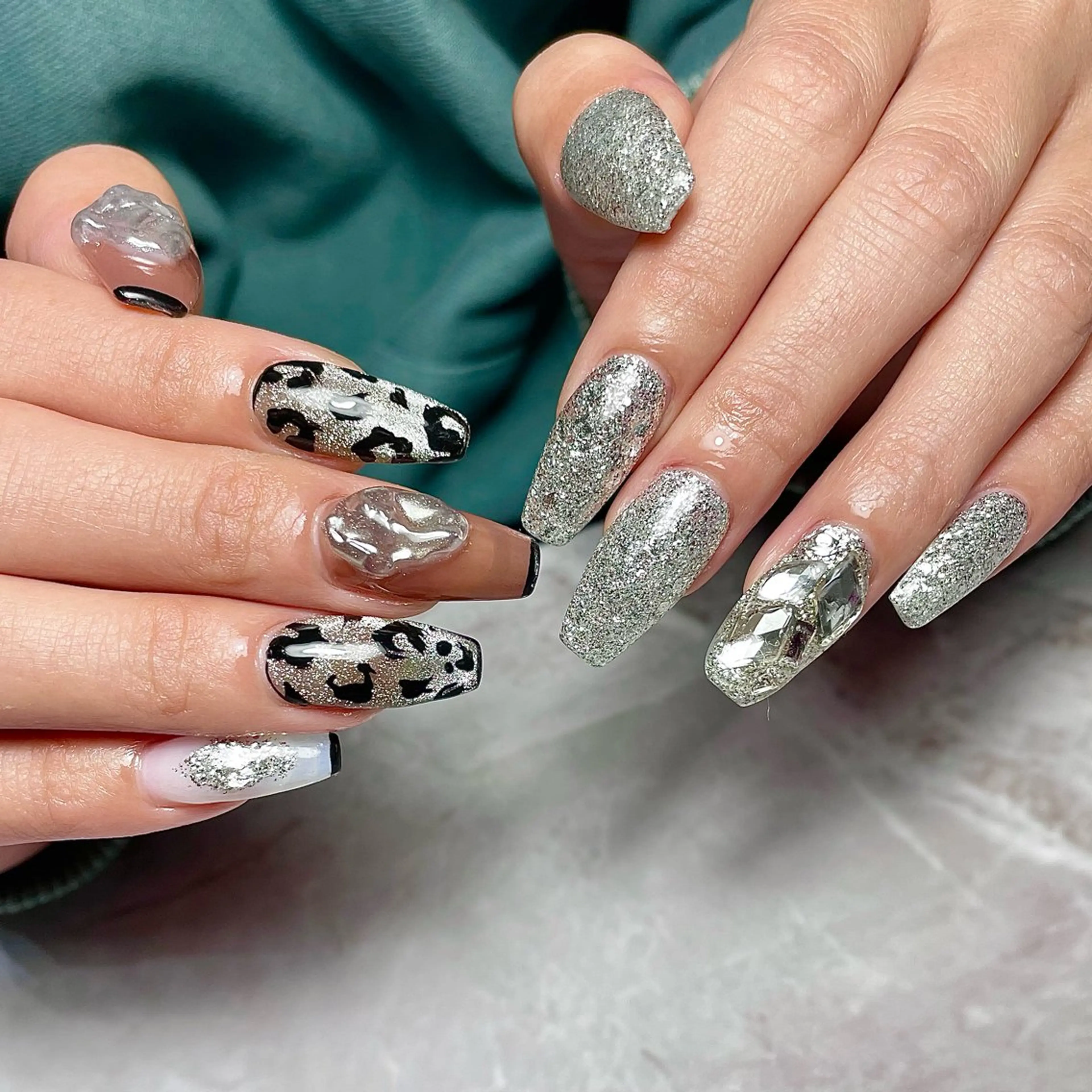 ネイル アニマル柄 フレンチネイル ワンカラーネイル ワンホンネイル 冬ネイル ハンドネイル upala Mayukoのネイルデザイン