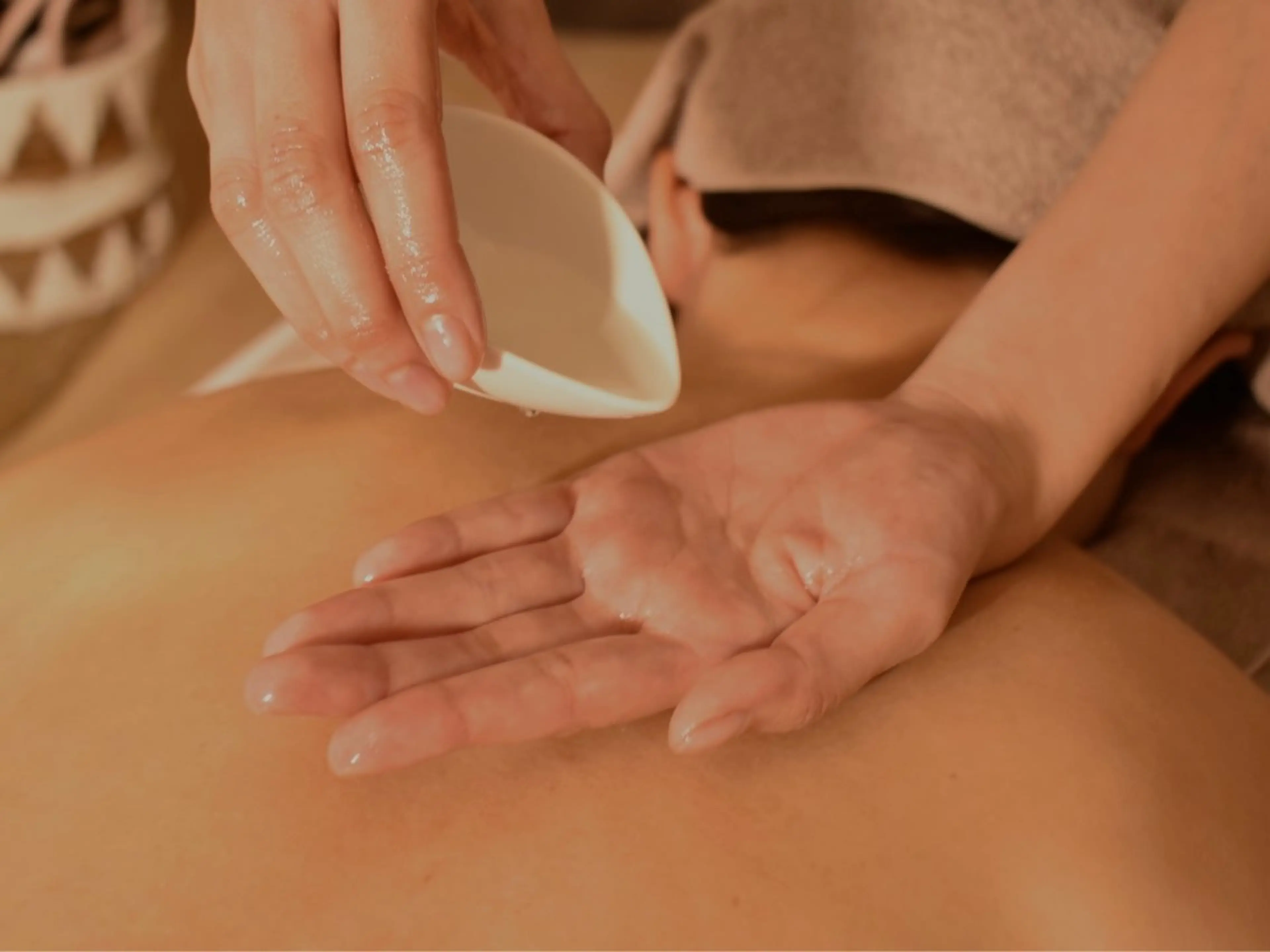 [オススメ☆]背面オイルマッサージ+仰向け(デコルテor脚) 90分　¥10800の写真