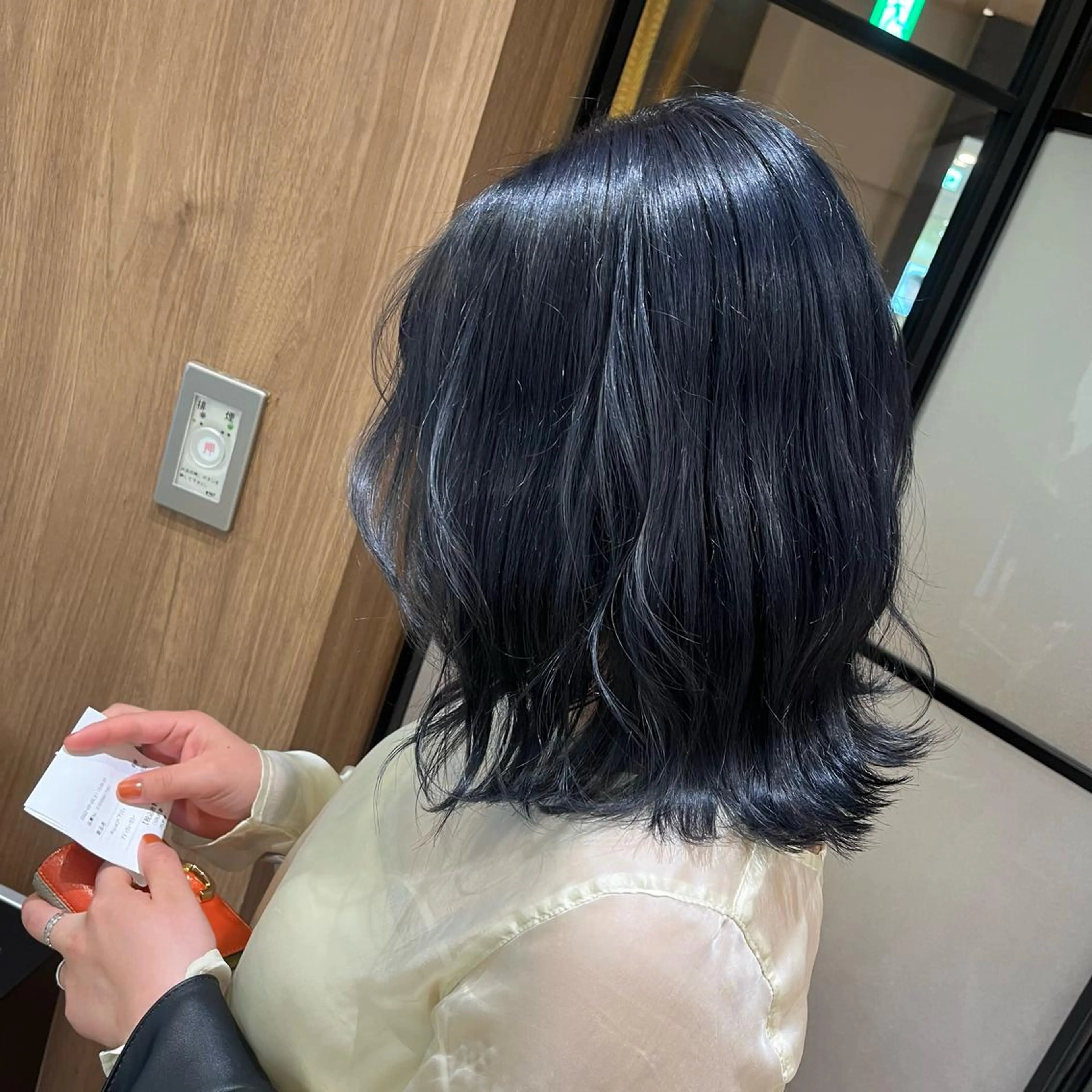 ミディアム カラー 黒髪 ブリーチ ブルーカラー ブルーブラック グレージュ lien ヒジリのヘアスタイル