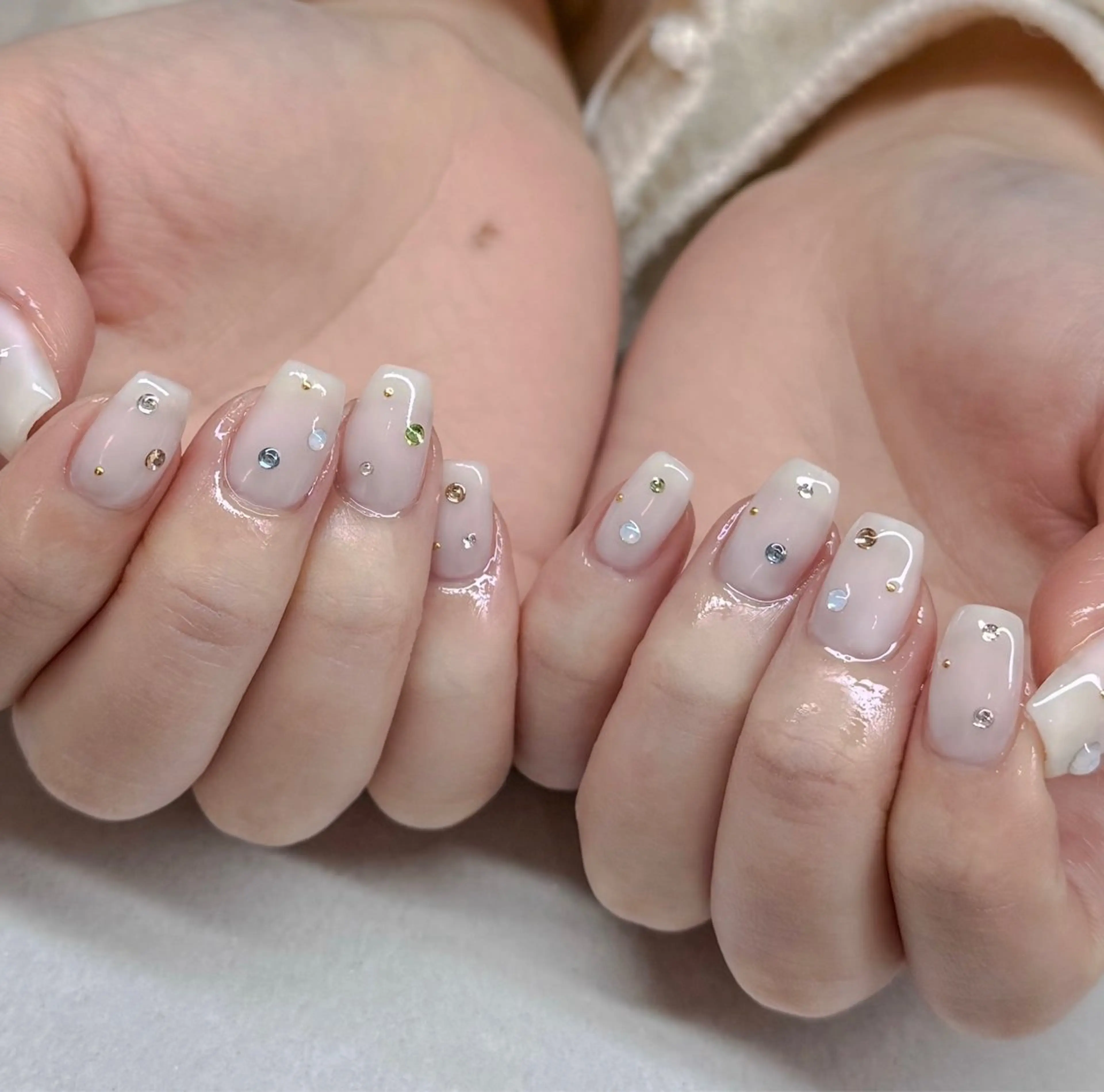 ネイル ワンカラーネイル ストーンネイル ホワイト num-fi Aiのネイルデザイン