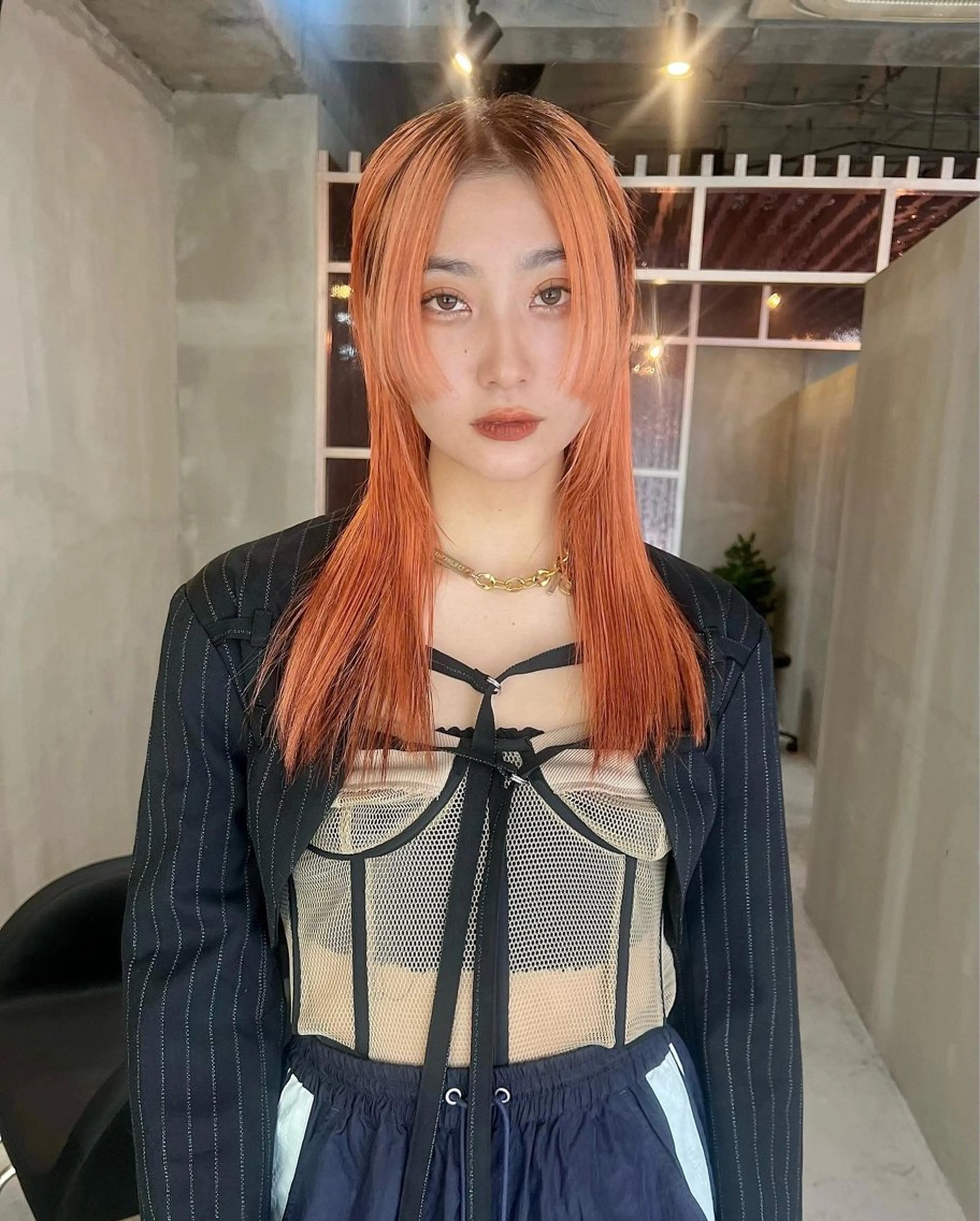 ミディアム カラー ベージュカラー オレンジ オレンジベージュ 顔まわりレイヤー レイヤーカット ブリーチ/ハイトーン レイヤー/Maanaのヘアスタイル