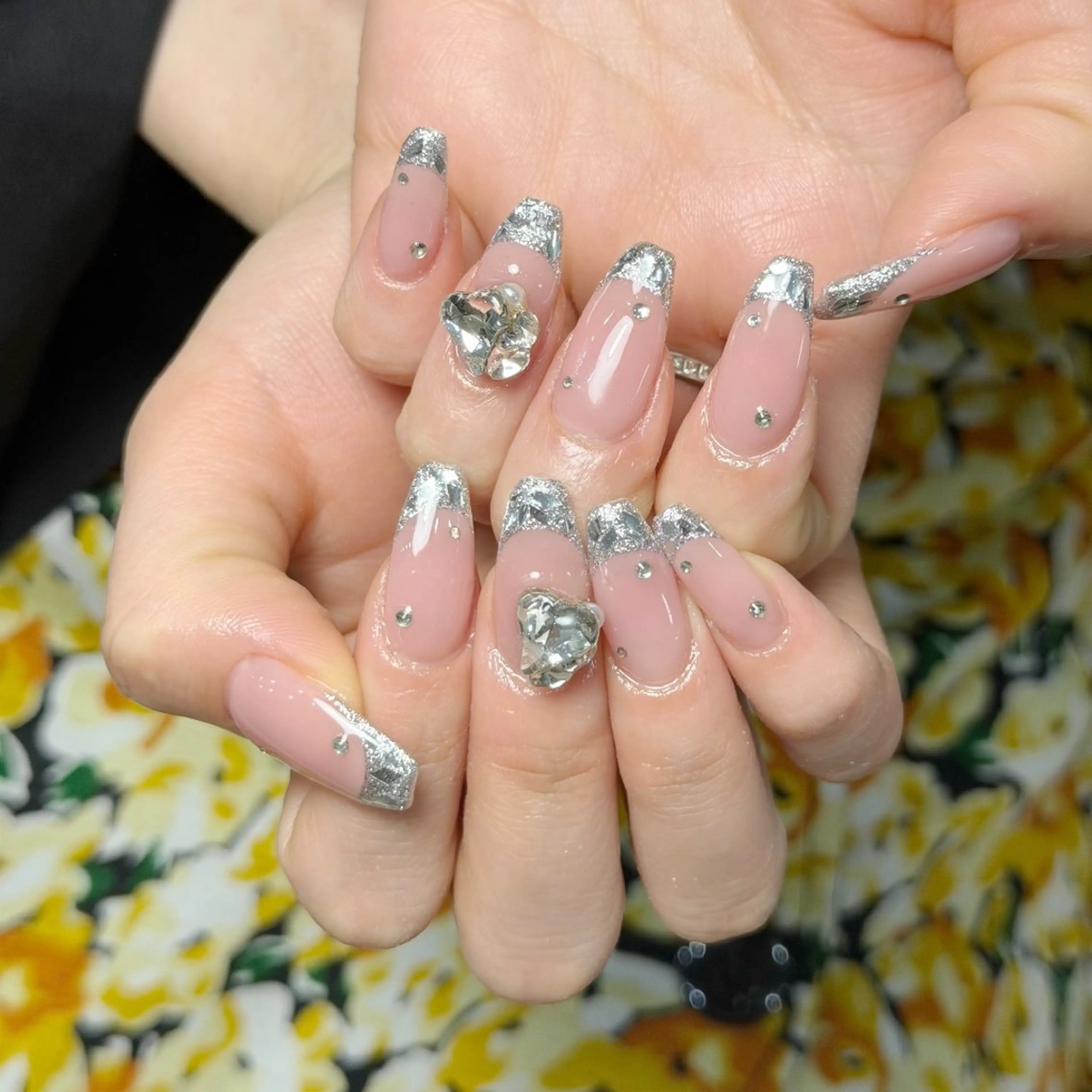 ネイル チークネイル フレンチネイル ジェルネイル ガーリー キラキラネイル ハンドネイル UM Nail Salonのネイルデザイン