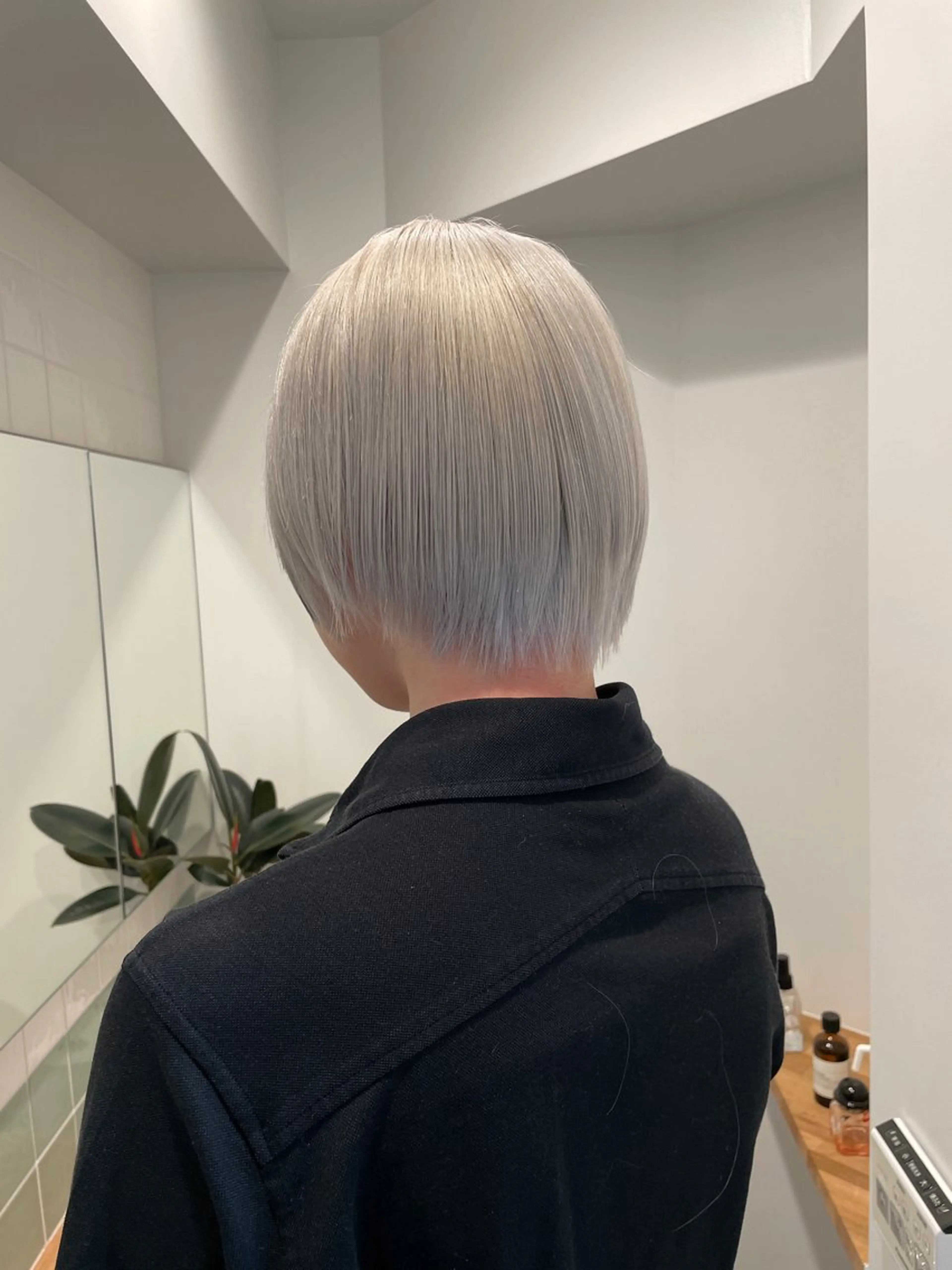 ショート カラー 切りっぱなしボブ レイヤー/縮毛矯正のヘアスタイル