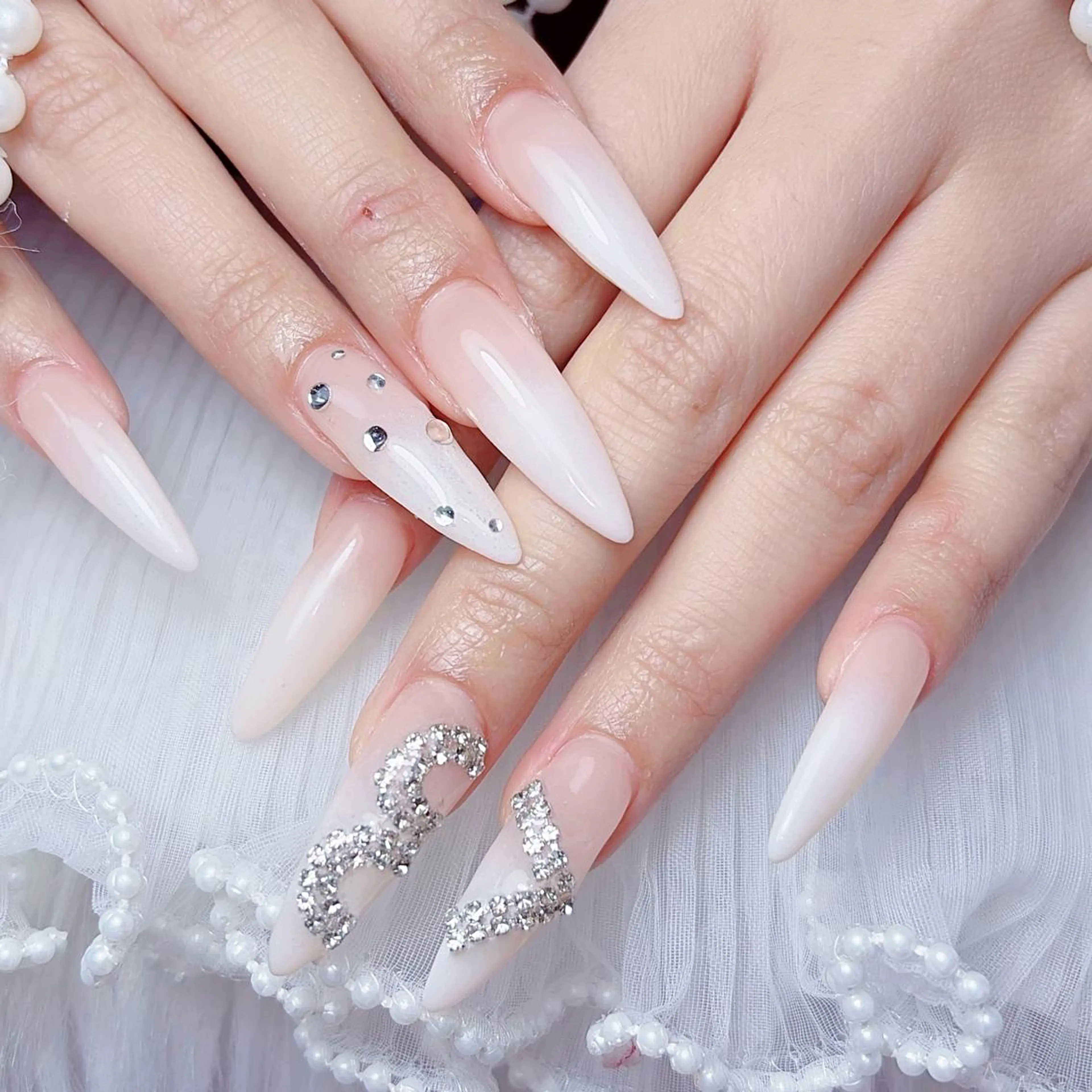 ネイル アートネイル オーロラネイル 長さ出し フットネイル ガーリー ハンドネイル 🎀まゆ 🪽🐾のネイルデザイン