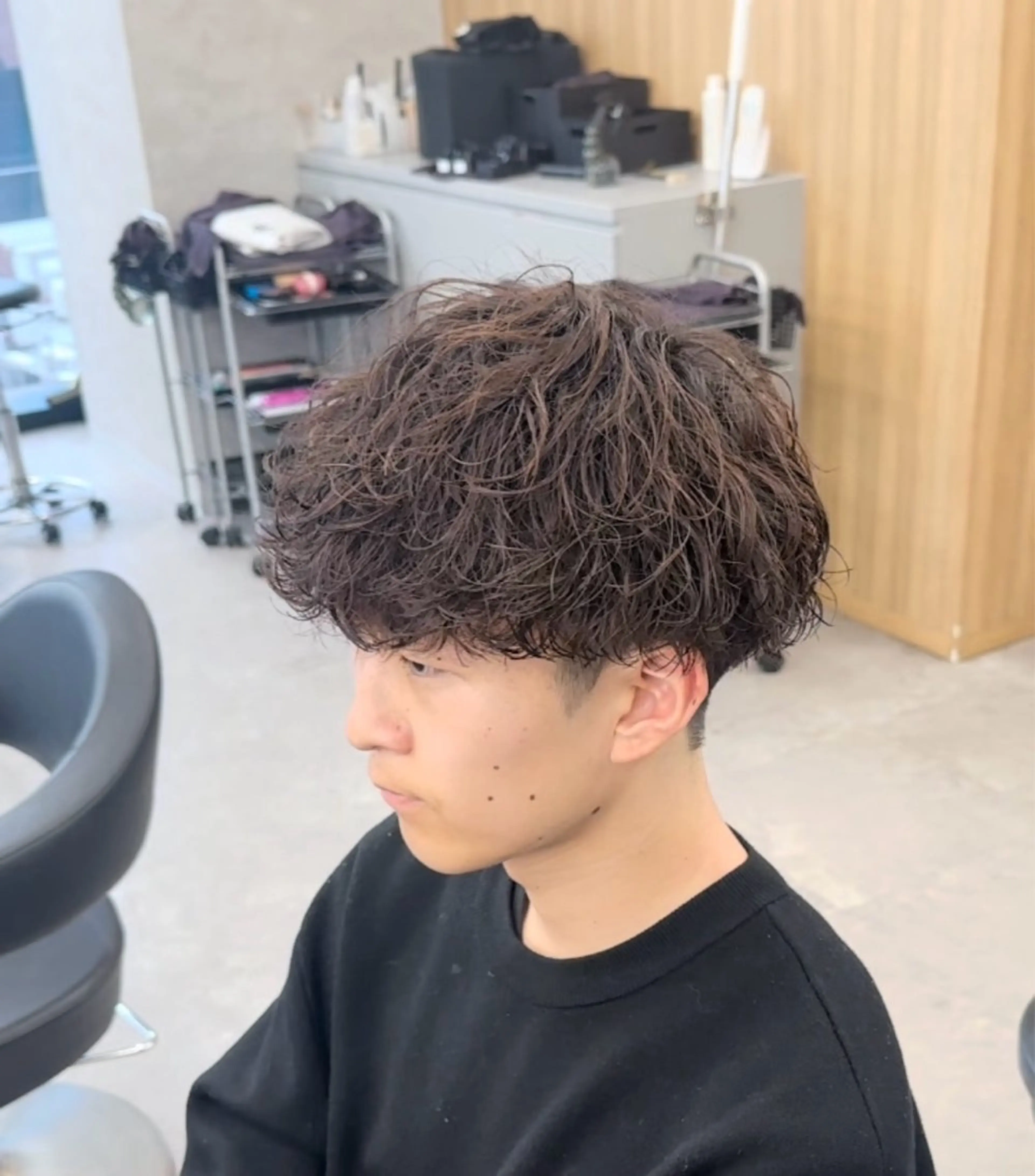 カラー パーマ メンズ センターパート フェザーパーマ メンズハイライト メンズメッシュ マッシュ 福井祥太／海外風 /プードルパーマのヘアスタイル