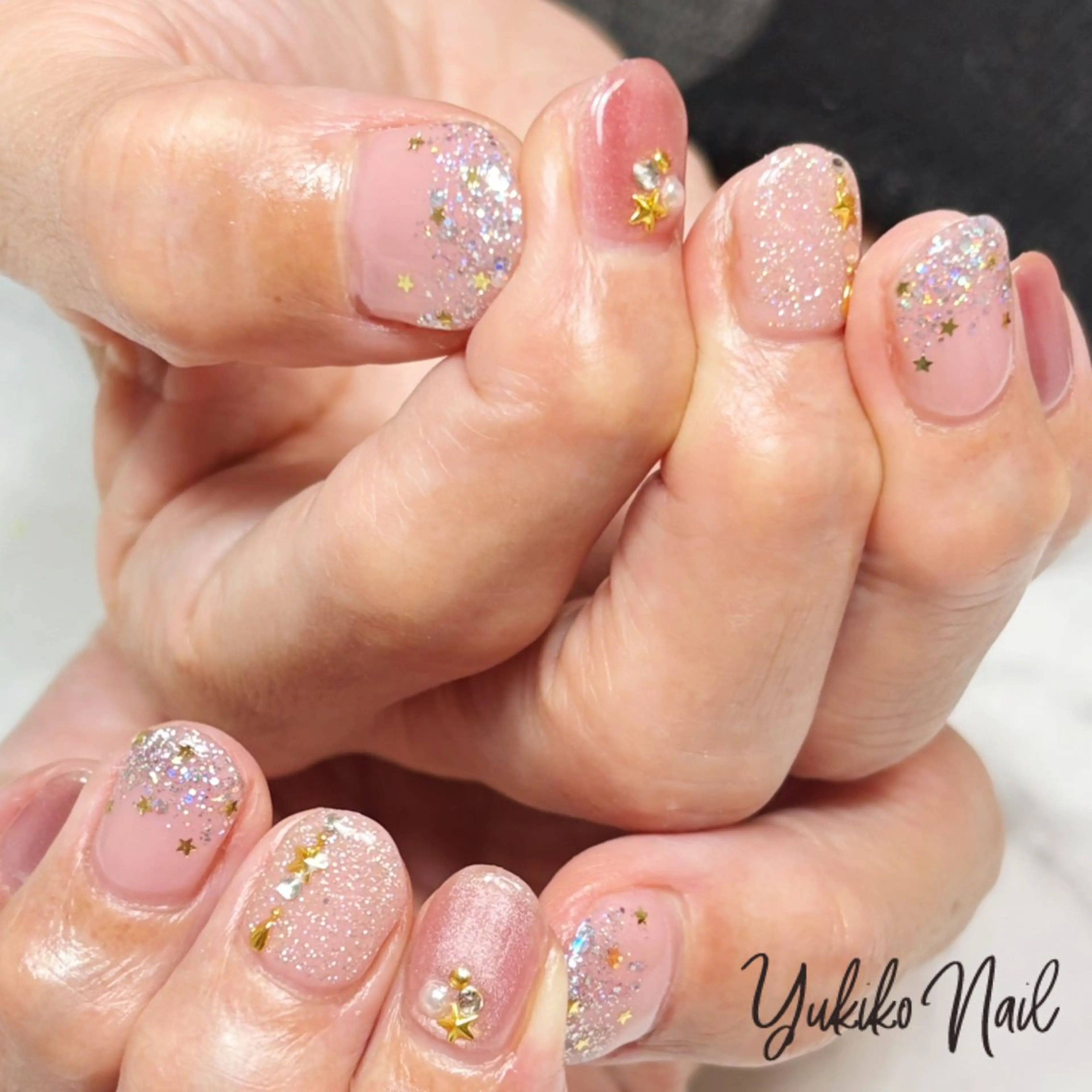 ネイル キラキラネイル ラメ(グリッター) ピンク 冬ネイル クリスマス ハンドネイル ユキコ ネイルのネイルデザイン