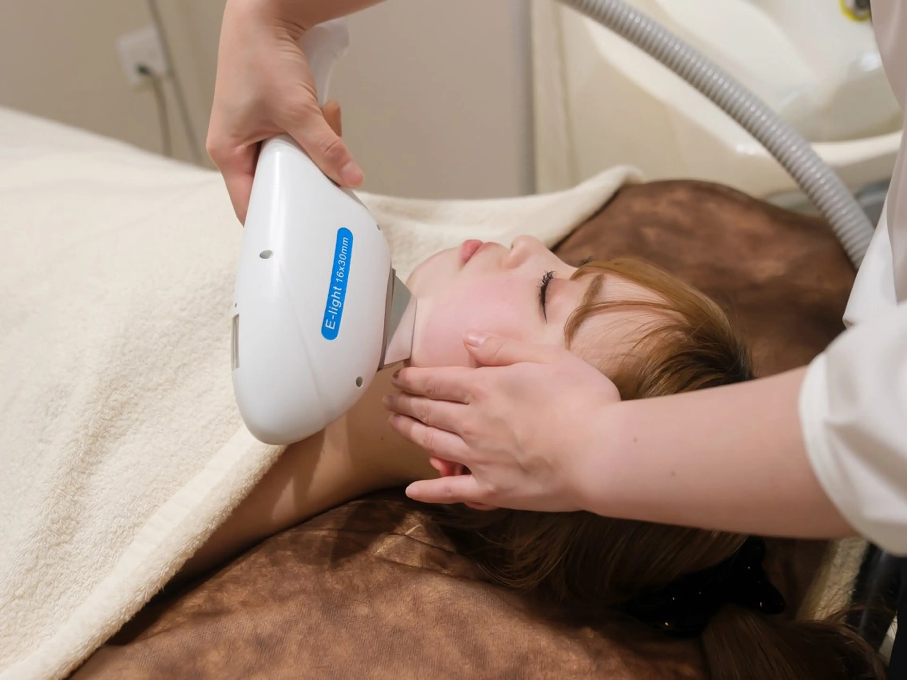 【プレミアム光フェイシャル】モデル絶賛メニュー☆高濃度美容液&パック付／ー10歳肌を目指したい方必見です。の写真