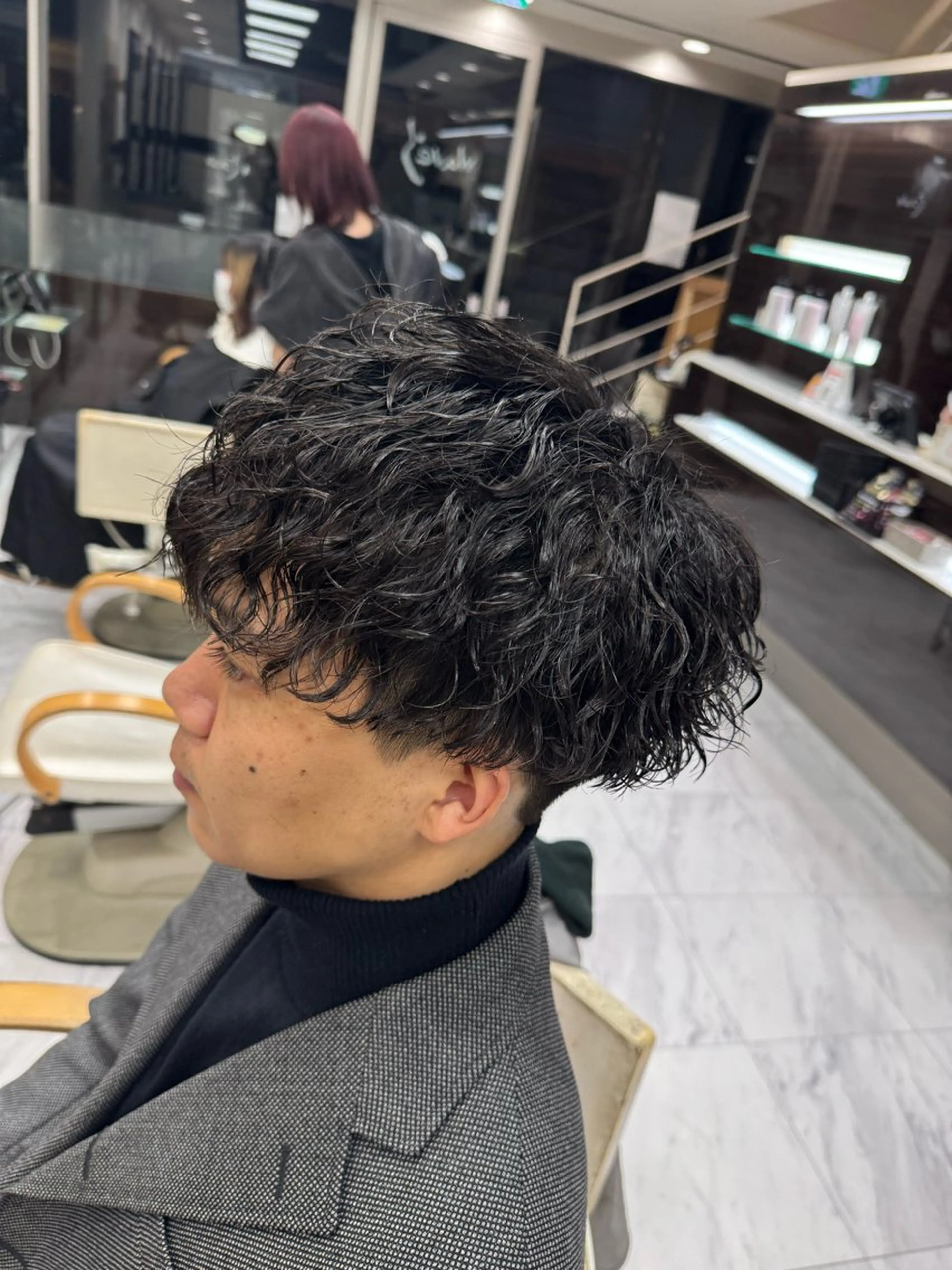 ショート パーマ ヘアアレンジ メンズ センターパート メンズパーマ メンズツイストパーマ ツイストスパイラルパーマ 波巻きパーマ カット パーマ トリートメント 目黒 碧人のヘアスタイル