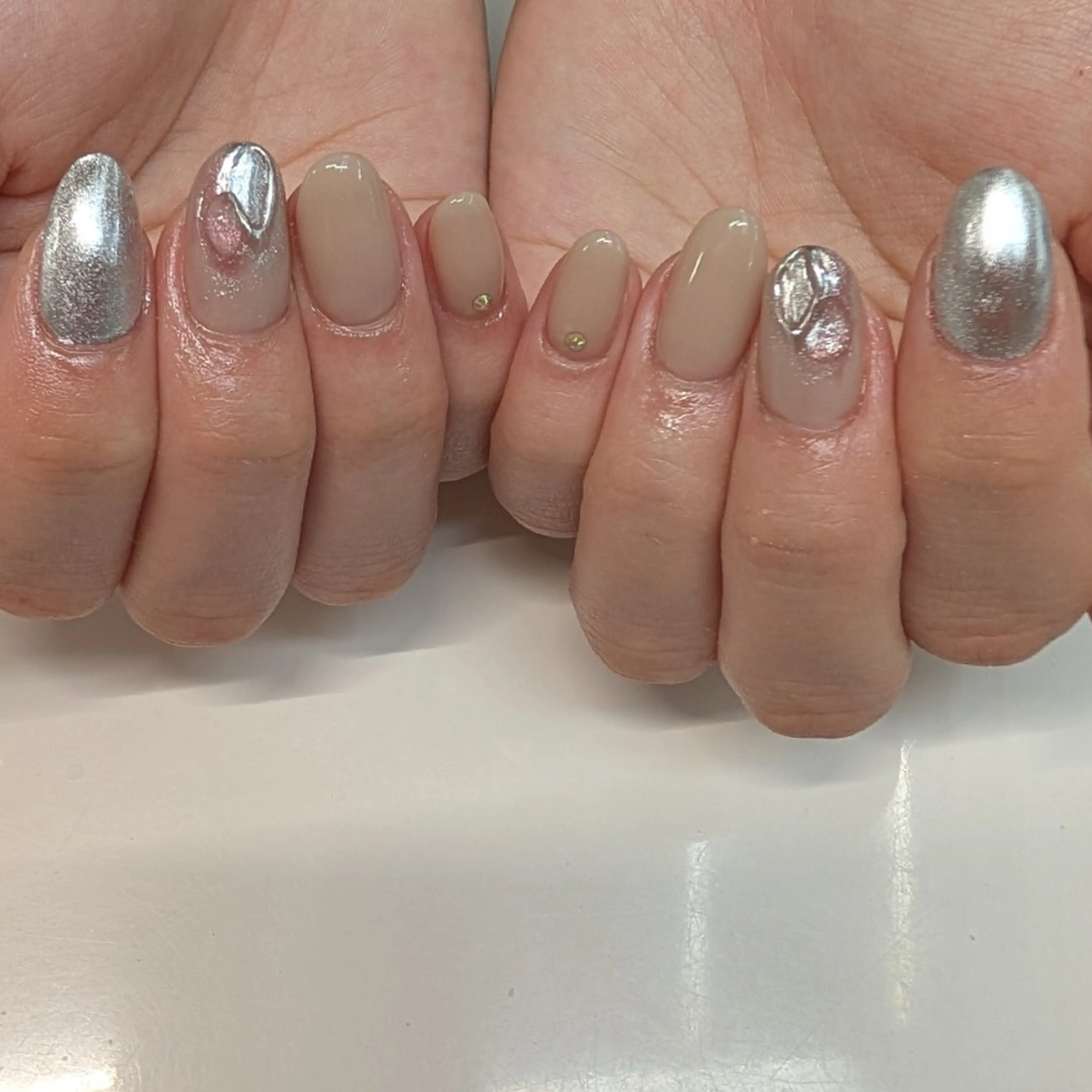 ネイル シルバー ハンドネイル ネイルサロン Amie　〜アミ〜所属・ᑎᗩIᒪ｜ᗰIᗰI｜ _५✍️Satou.のネイルデザイン