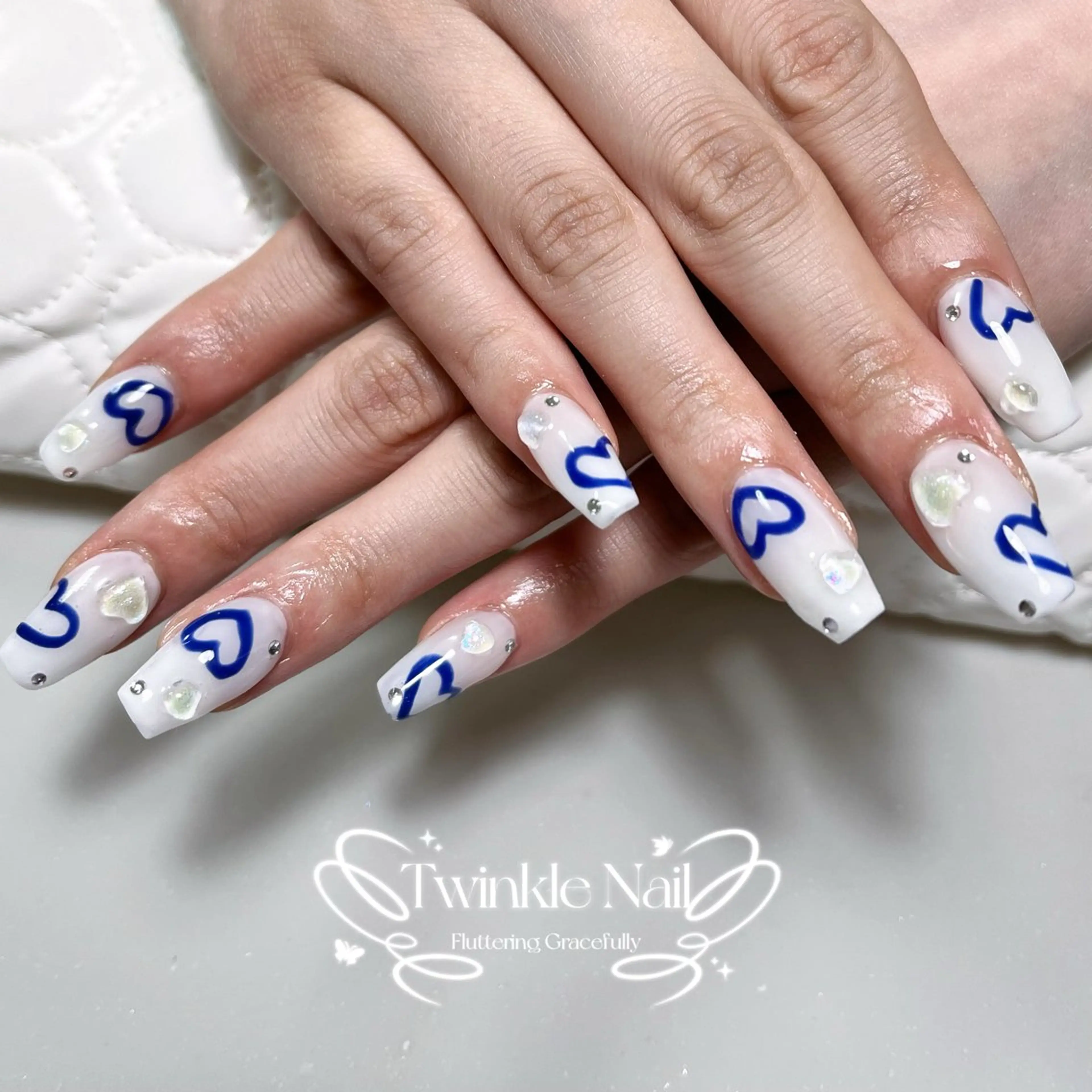 ネイル ハート ホワイト Twinkle Nail Kuboのネイルデザイン