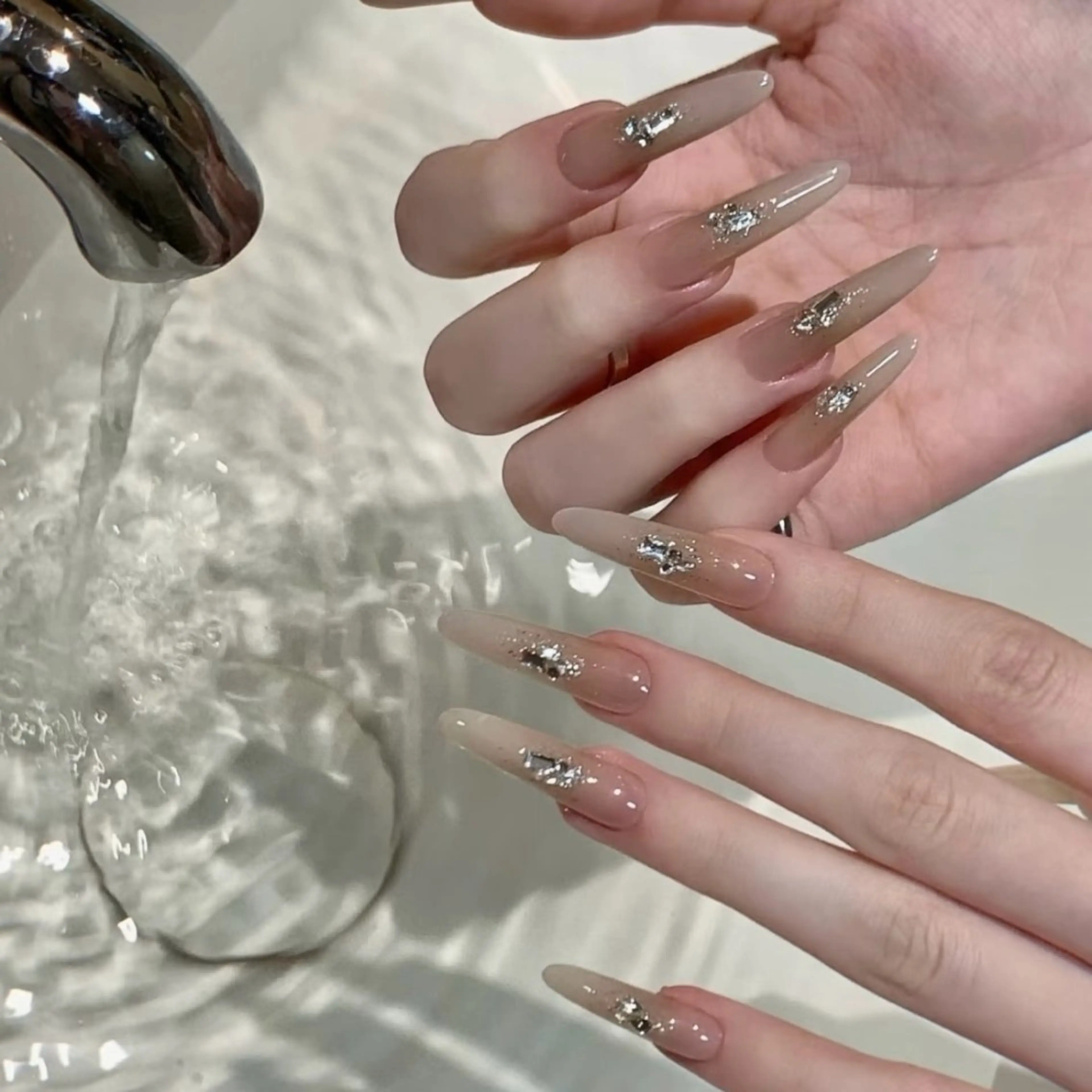 ネイル グラデーション キラキラネイル ストーンネイル ホワイト Best  nail 結衣のマツエク・マツパデザイン